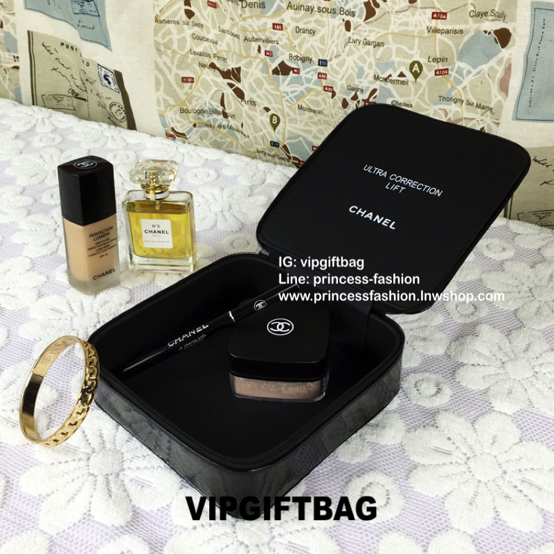 Vip Gift Premium Gift พรีเมี่ยมกิ๊ฟ แท้💯 กระเป๋า Chanel Cosmetic Box กล่องใส่เครื่องสำอางค์ สวยหรู ดูคุณนายสุด จุของได้เยอะนะคะ วัสดุหนังแก้วเคลือบ เปิดปิดด้วยซิป