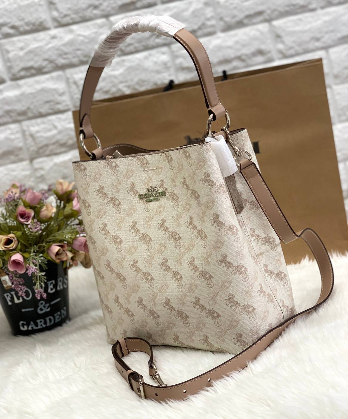 COACH TOWN BUCKET BAG WITH HORSE AND CARRIAGE PRINT ((2081-236)) 🔺กลับมาแล้ว ตามคำเรียกร้องค่ะ! กระเป๋าคล้องไหล่//สะพายข้างได้ วัสดุ pvc อย่างดี หนังนิ่มป่องพองตัวสวยงาม ลายรถม้าทั้งใบค่ะ ภายในกระเป๋าแบ่งเป็น2ช่องหลัก เปิดปิดแบบกระดุมแม่เหล็ก ภายใ