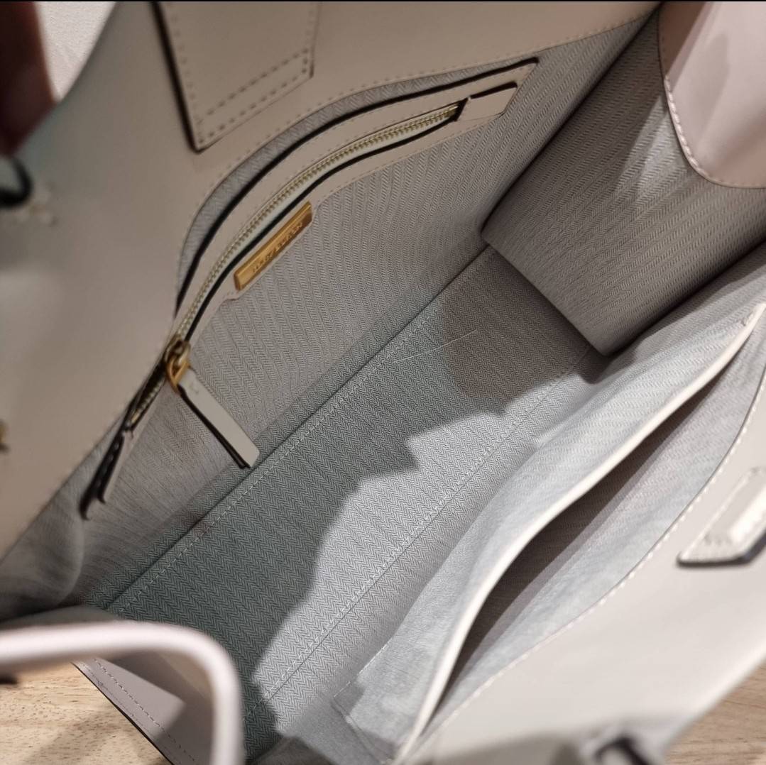 TORY BURCH ECO ELLA TOTE BAG / TORY TOTE BAG พร้อมส่ง 3 สี กระเป๋าสะพายทรงโท้ท ขนาดกำลังสวย จุของได้เต็มที่ รูปทรงคลาสสิคชวนใช้ โดดเด่นด้วย patch โลโก้ คอลเลคชั่นน้องใหม่ ส่งมาให้สาวๆได้ใจฟูอีกหนึ่งไอเท็ม