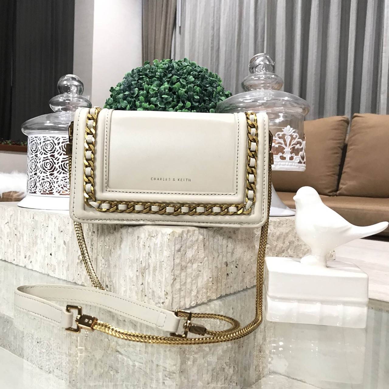 NEW ARRIVAL! CHARLES & KEITH CHAIN DETAIL CROSSBODY BAG กระเป๋าสะพายทรงสี่เหลี่ยมรุ่นชนช็อปขนาดกำลังดีวัสดุหนังนิ่มเรียบประดับด้วยโซ่ด้านหน้าดูมีดีเทล เปิดปิดด้วยกระดุมแม่เหล็ก ภายในมีช่องใส่บัตรและช่องซิป มาพร้อมสายโซ่ต่อหนังถอดถือเป็นคลัชได้ ภาพถ่ายสินค