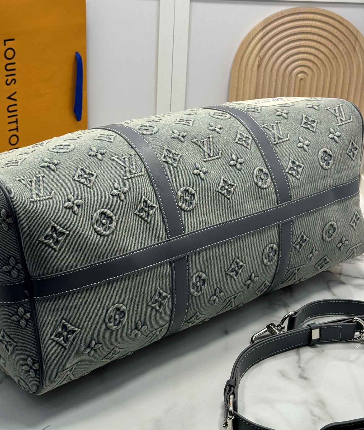 LV Keepall Bandoulière 50 denim classic travel bag กระเป๋าเดินทางสุดคลาสสิก ออกแบบใหม่ด้วยผ้าเดนิมสีซีดพร้อมลาย Monogram ภายในกว้างขวาง ขนาดเหมาะสำหรับการพักผ่อนในวันหยุดสุดสัปดาห์ หรือขึ้นเครื่องใส่สัมภาระได้อย่างครบถ้วน ตอบโจทย์มากค่ะ