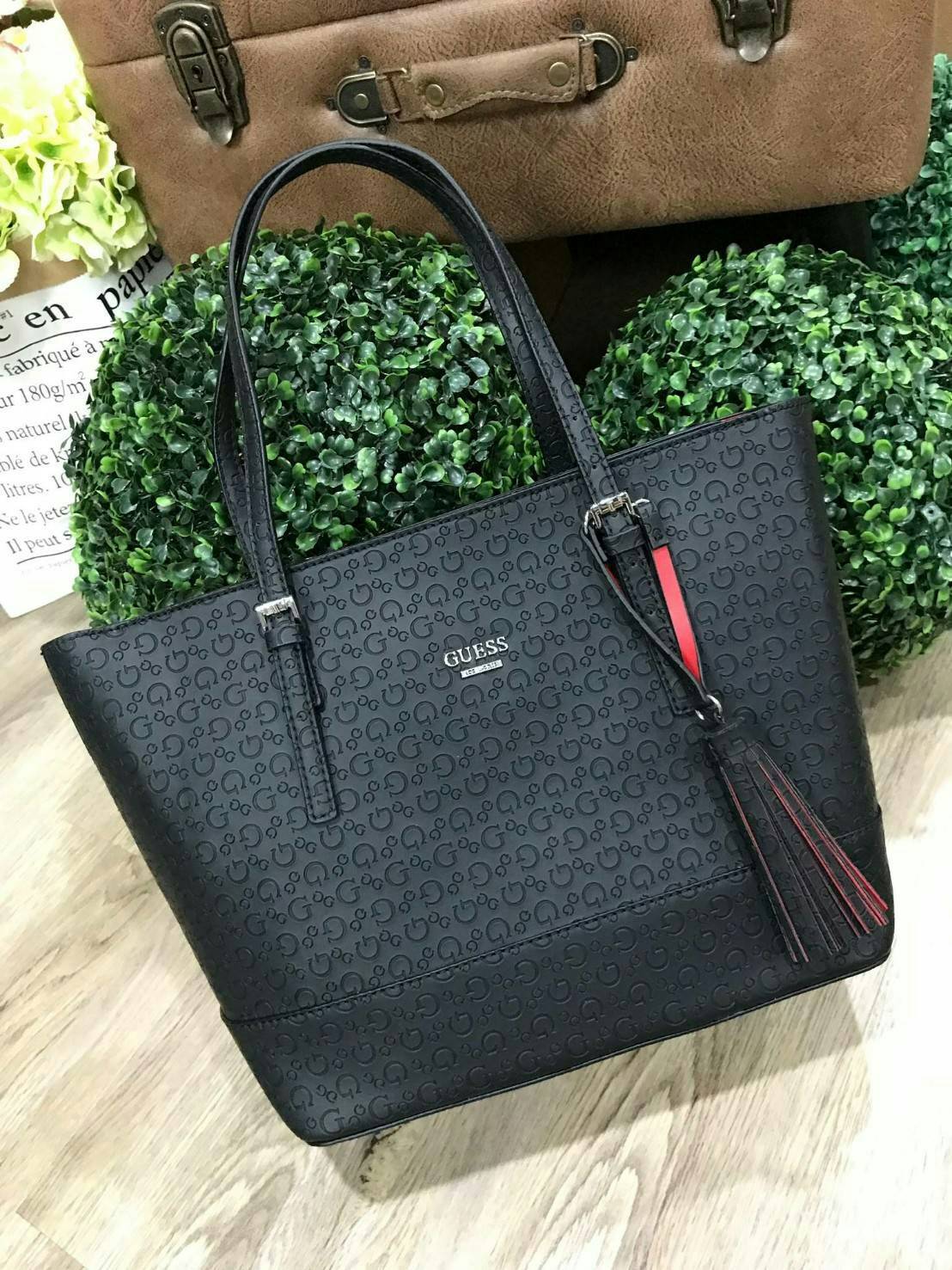 GUESS SINGNATURE SHOPPER BAG (SIZE L) กระเป๋าสะพายรุ่นใหม่ล่าสุดจาก GUESS FACTORY หนังสวยอยู่ทรงปั้มลาย Singnature Brand รอบใบ ด้านหน้าประดับโลโก้แบรนด์ ด้านหลังมีช่องใส่ของ หูหิ้วสะพายไหล่ได้สามารถเลื่อนปรับระดับได้ พร้อมประดับพู่หนังห้อยที่หูกระเป๋าดูมี