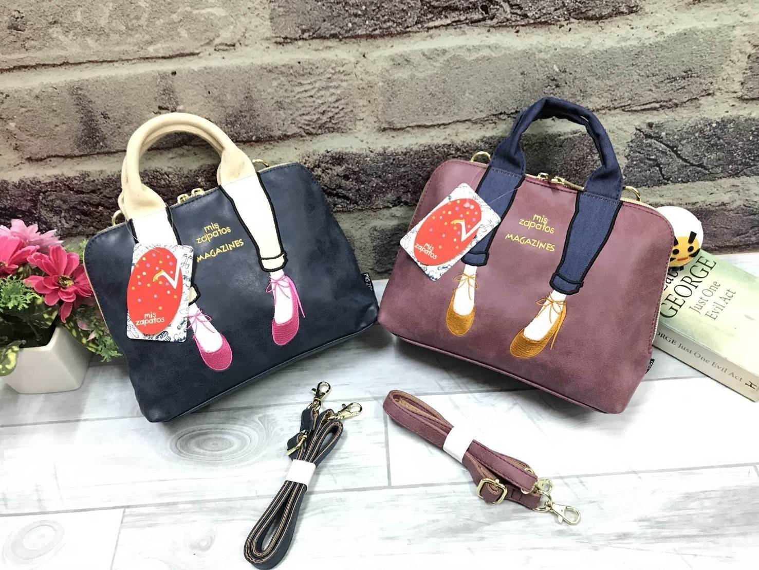 Mis Zapatos mini shoulder Bag กระเป๋าถือหรือสะพาย แบรนด์ดังจากญี่ปุ่น วัสดุหนัง pu เปิดปิดด้วยซิป ภายในแยกช่องเป็นสัดส่วน มาพร้อม สายสะพายยาวปรับ freesize ค่ะ ขนาดกำลังดี น้ำหนักเบา Rare item ค่ะ