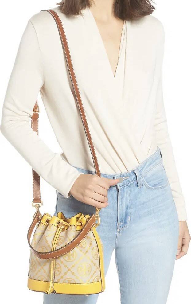 ของแท้ 💯% TORY BURCH Monogram Jacquard Bucket Bag กระเป๋าถือหรือสะพายไหล่ วัสดุผ้า Canvas โลโก้ Jacquard ทรงถัง ตั้งอยู่ทรง กระเป๋าปักลายแบรนด์ สวยหรู สายยาว Crossbody ได้ เปิด-ปิด โดยเชือกรูด เปิด-ปิดพร้อมสลับที่ประดับโลโก้ สวยหรู คุณนาย สุดๆ ไปเ