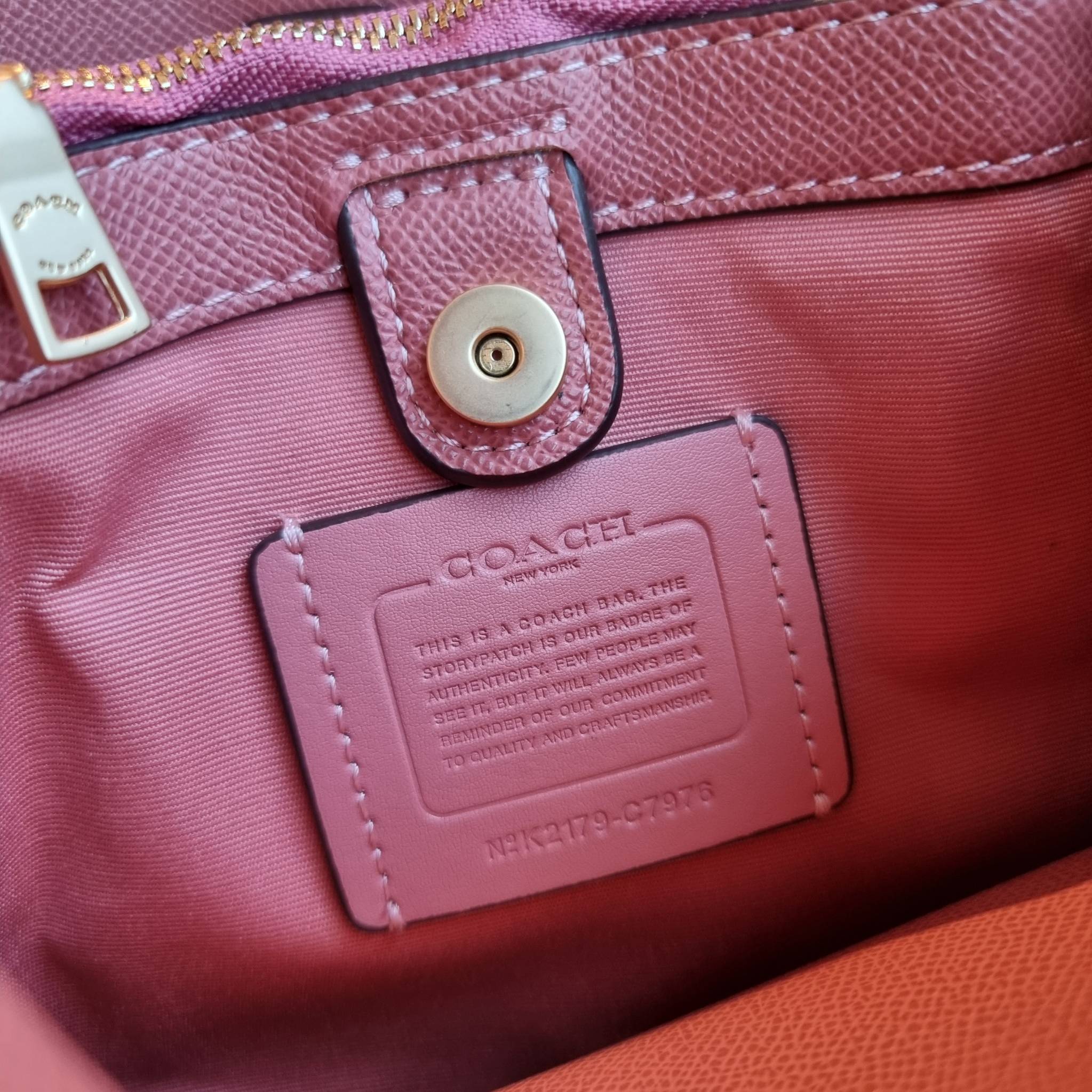 COACH C7976 SMALL TOWN BUCKET BAG WITH HEART PETAL PRINT 💕💜💕💝 คอลเลคชั่นใหม่ล่าสุด ที่พร้อมให้สาวๆได้สวยในเทศกาลแห่งความรัก กระเป๋าทรงบัคเก็ตไซส์เล็ก ดีไซน์ลวดลายสุดคิ้วท์ ช่อดอกไม้หัวใจ เห็นแล้วต้องปิ๊ง!! วัสดุหนัง pepble 