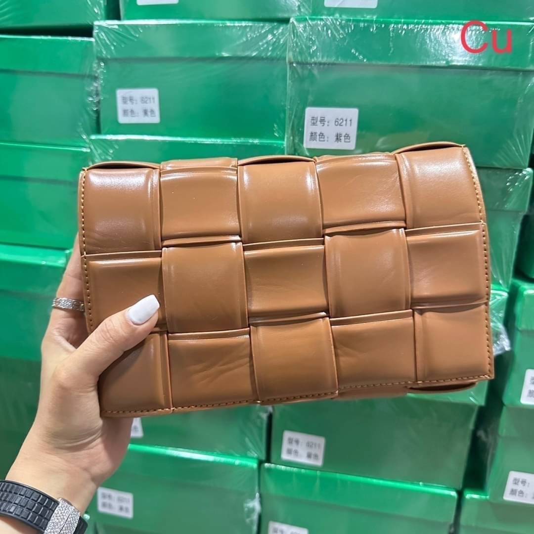 BOTTEGA VENETA PADDED CASSETTE BAG สร้างสรรค์ให้ไอเท็มนี้ดูหรู ดูแพง ใบจริงสวยมาก ใช้ได้ทั้งชายหญิง มาจำนวนจำกัด รีบตำกันน้า ไม่อยากให้พลาดเลยจ้า