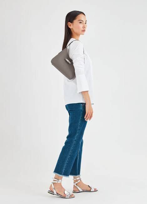 Longchamp ROSEAU Sac porté épaule XS กระเป๋าสะพายไหล่ซึ่งเป็นหนึ่งในแฟชั่นไอเทมที่สาว ๆ ส่วนใหญ่จะต้องมีไว้ใช้งานกันอย่างน้อยคนละหนึ่งใบแน่นอน ใช้งานสะดวก คล่องตัว ทั้งยังมีดีไซน์ให้เลือกหลากหลายตั้งแต่แบบหรูหรา น่ารักสดใส ไปจนถึงเรียบโก้ ให้คุณเลือกหยิบม