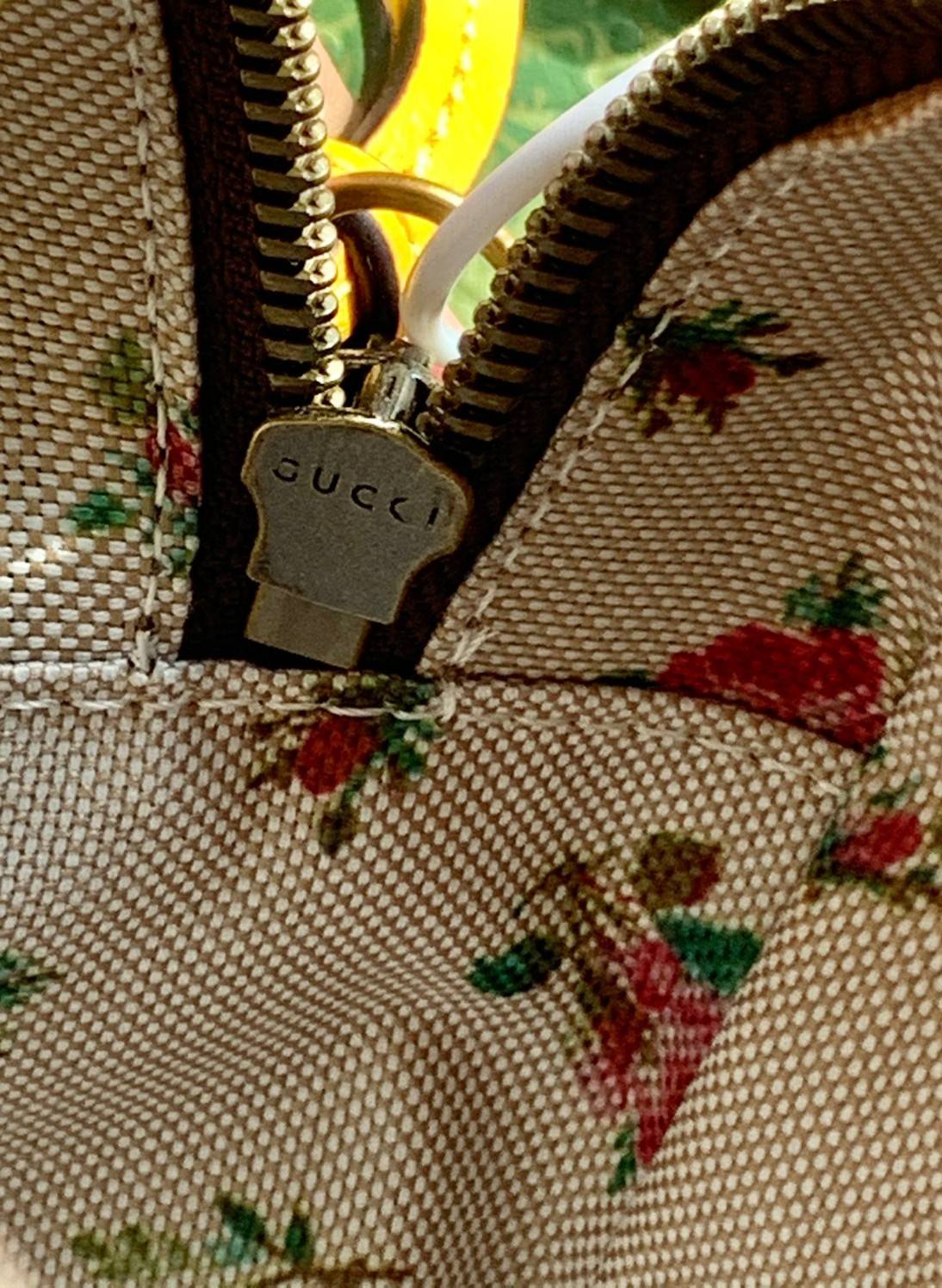 ORI หนังแท้ GUCCI GG SUPREME MESSENGER BAG กระเป๋ารุ่น Unisex ใช้ได้ทั้งหญิงชาย อีกหนึ่งไอเทมที่ต้องมีติดตัวสักใบค่ะ กระเป๋าสะพายข้างหรือครอสบอดี้ร์ งานหนังแกะแท้คุณภาพเกินราคา