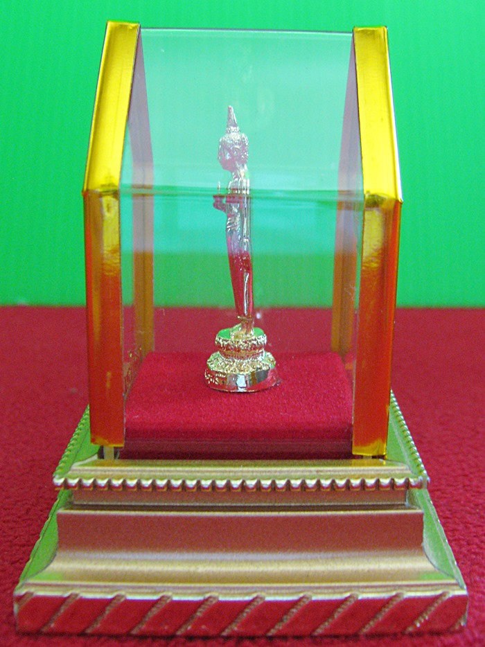 องค์พระร่วงโรจนฤทธิ์(ตั้งบูชาหน้ารถ)ครอบแก้วใส วัดพระปฐมเจดีย์ จ.นครปฐมค่ะ