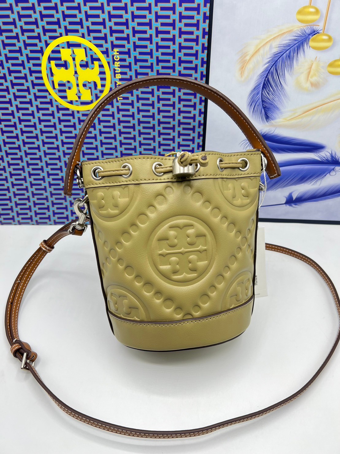 6 สี Tory Burch Puffy Mini / Tory burch T Monogram Puffy Patent Mini Bucket Bag / Tory Bucket Bag กระเป๋าบัคเกต size เล็ก โดดเด่นด้วยโลโก้ตัวนูนปั๊มด้านหน้า