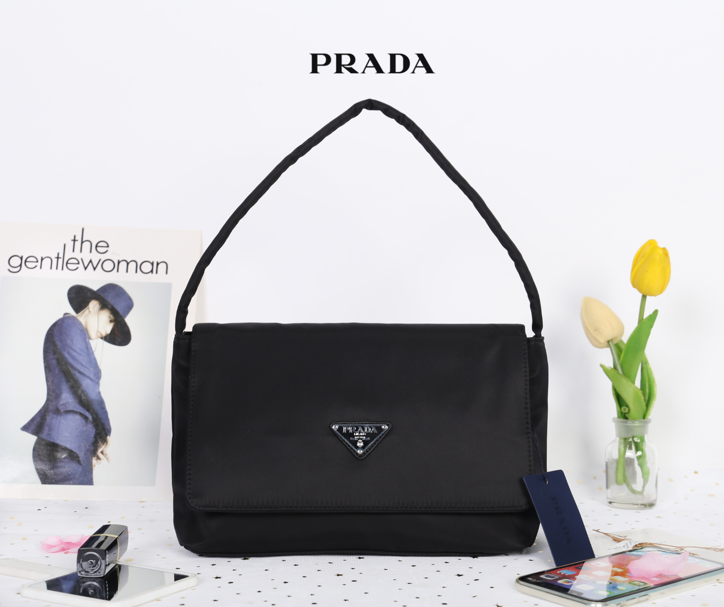 PRADA nylon Handbag วัสดุทำจากผ้าNylon อยู่ทรงสวยค่ะ อะไหล่เงินทั้งใบ สายสามารถสะพายไหล่ คล้องแขนได้
