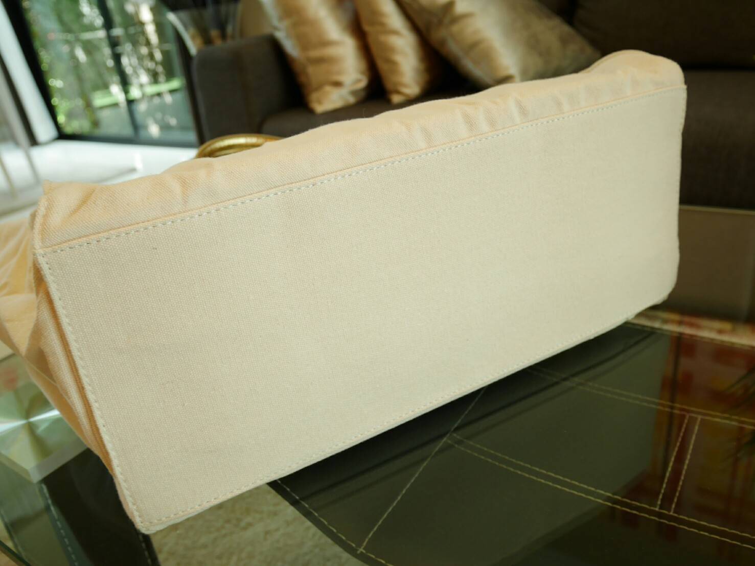 Victoria's Secret Canvas tote bag New Arrival กระเป๋าถือหรือสะพายทรง tote size L ใบใหญ่จุใจ วัสดุ Canvas หนา ด้านหน้าประดับโซ่ทอง สลับหนัง พร้อมสกรีนแบรนด์ Victoria's Secret และ ประดับหมุดด้านข้างเท่ๆห์เพิ่มดีเทล ปรับใช้ได้สองทรงค้า ภายในกว้างมี