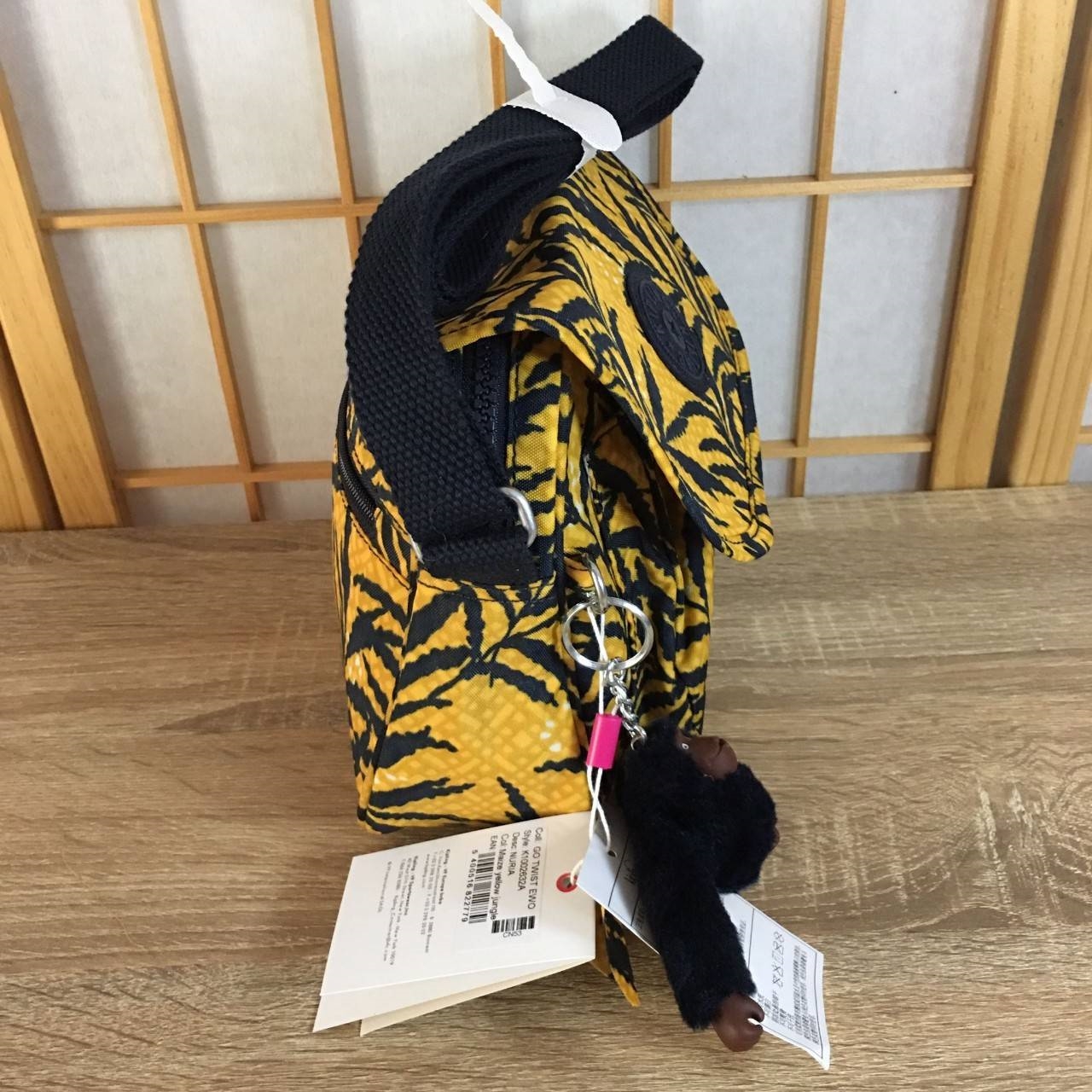 Kipling Nuria Shoulder Bag K10026 กระเป๋าสะพาย collection ตัวแพงของ Kipling ของแท้ จากโรงงาน OEM. วัสดุ 100% nylon รูปทรงสวย ขนาดกระทัดรัด สะพายคล่องตัว เปิดด้วยกระดุมแม่เหล็ก มีช่องกระเป๋าด้านหน้า ช่องซิปหลัก ด้านในโล่ง ซับในลายสวย มีช่องซิป และช่องใส่ขอ