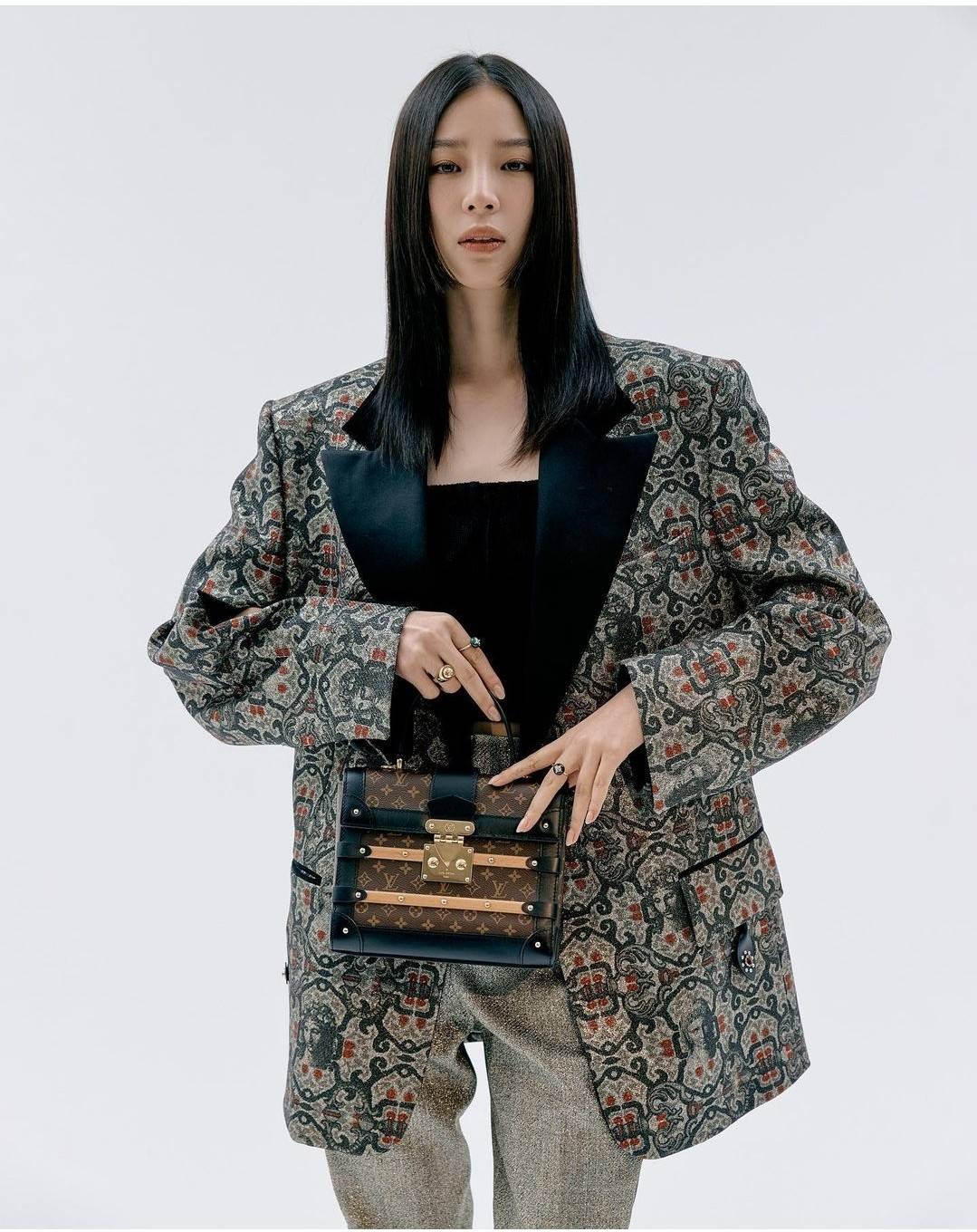 ใหม่ล่าสุดจาก LV monogram vintage box bag มาพร้อม box set สุดหรูรุ่นนี้ดีเทลยอดเยี่ยม เก็บรายละเอียดได้ดีและโดดเด่น ถือแล้วผู้ดีมาก!! วัสดุหนังแคนวาสสลับหนังแท้ เปิด-ปิดด้วยตัวบีบล็อค แน่นหนา ภายในโล่งกว้าง เลิศตรงที่เก็บทรง ขยายทรงด้านข้างได้ คอนโทรลด้วย