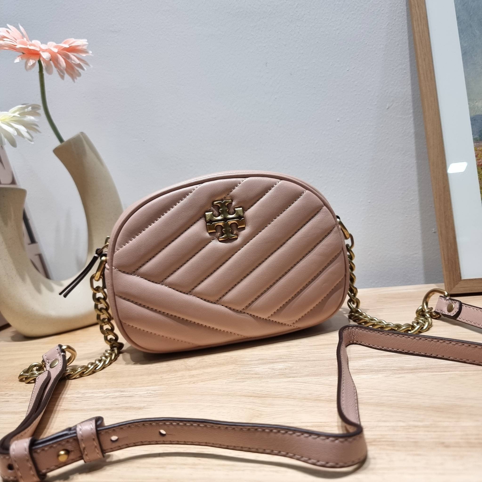 TORY BURCH KIRA CHEVRON SMALL CAMERA BAG / TORY CAMERA BAG / TORY BAG พร้อมส่ง 4 สี กระเป๋าสะพายทรงกล้อง ขนาดกะทัดรัด ไซส์สะพายคล่องตัว ดูหรู ลูกคุณหนู