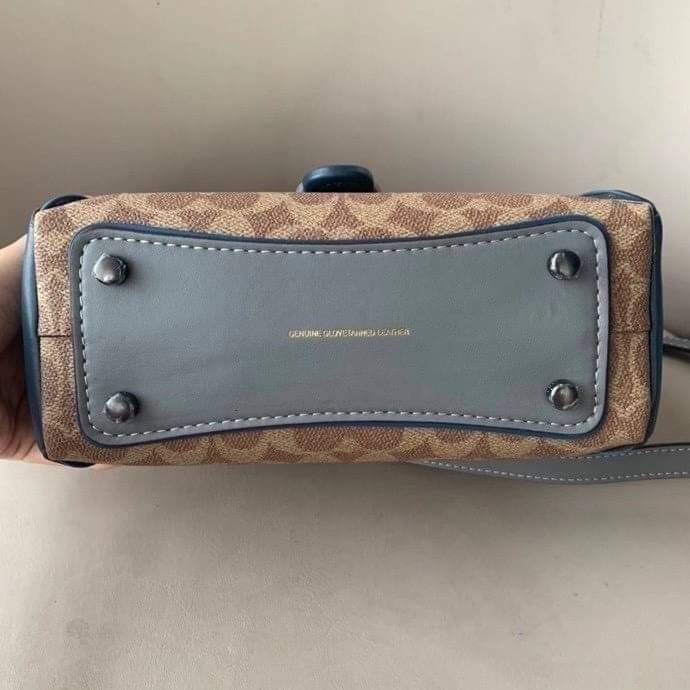 COACH COURIER CARRYALL 23 IN COLORBLOCK SIGNATURE CANVAS พร้อมส่ง 7 แบบ พร้อมส่ง ลุคดูไฮสุดๆค่ะ! กระเป๋าสะพายหนังหรูหราและคลาสสิค หนังแท้ชั้นดีที่สุด น้ำหนักเบา หนังสวยมากก สัมผัสแล้วหลงรักแน่นอนจ้าา😘