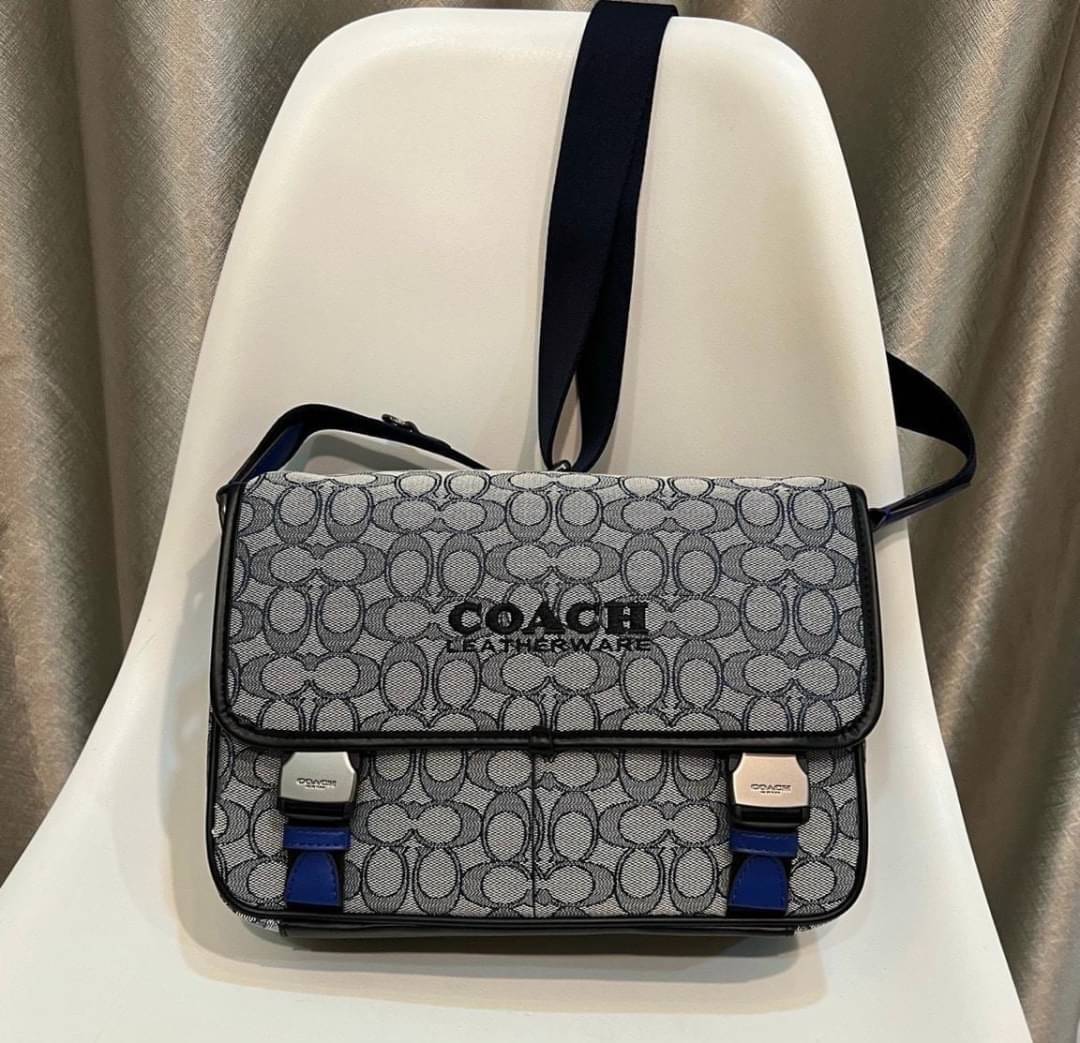 Coach C9158 League Messenger Bag Crossbody Sling Bag ใหม่ล่าสุด คอลที่หนุ่มๆก็ต้องใจละลายไม่แพ้สาวๆ กับกระเป๋าสะพายทรงแมสเซนเจอร์ ดีไซน์ทรงคลาสสิคใช้งานง่าย ดีเทลน้อยแต่มาก!! ดูดีดูแพงเกินเบอร์ไปเลย ภายในเป็นช่องโล่ง มีช่องแยก แบ่งสัดส่วนได้ดีมากๆ มาพร้อม