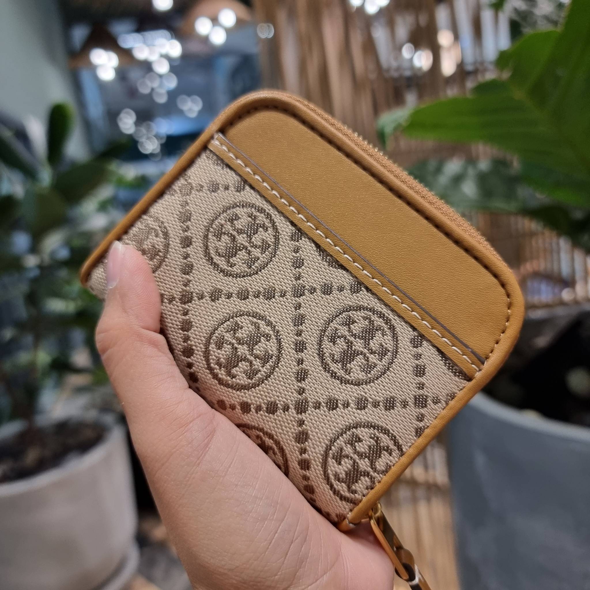 TORY BURCH T MONOGRAM ZIP COIN CASE จัดไปเลยจ้า กับกระเป๋าสตางค์รับทรัพย์ ใบสั้น สวยหรู ขนาดเหมาะมือ ถือแล้วขับผิว วัสดุผ้า jacquard ตัดสลับหนังแท้ รูดเปิด-ปิดด้วยซิป ภายในมีช่องใส่บัตร ใบนี้ใส่เหรียญ ใส่ธนบัตรได้ (พับ) พกพาได้สะดวก ไม่กินพื้นที่กระเป๋าใบ