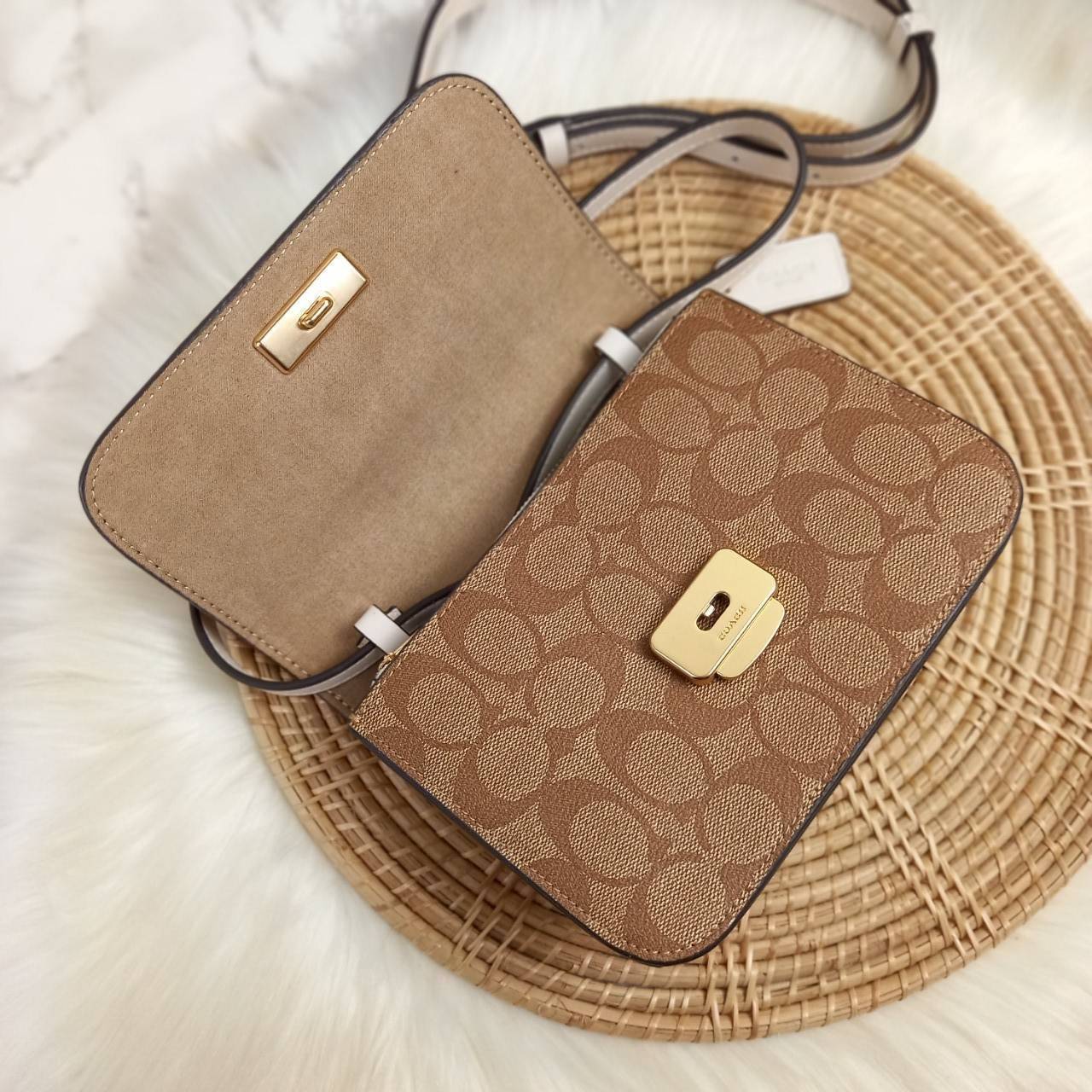 COACH MINI BRYNN CROSSBODY IN SIGNATURE CANVAS (COACH C5592)🍁สวยหรูหรา น่ารัก ด้วยลุคคุณหนู เกินเบอร์มาก!!//กระเป๋าถือ กระเป๋าสะพาย ลุคเก๋ ไซร์มินิ จะถือเป็นครัชแบบเลิศๆ หรือสะพายเป็นครอสบอดี้สุดชิลๆก็รอด// วัสดุหนังแคนวาสคุณภาพ ตกแต่งดีเทลหรูด้วย