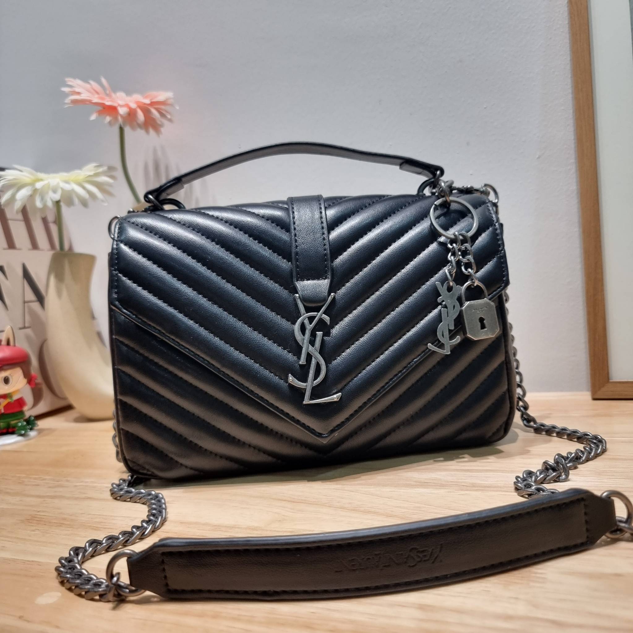 YSL College Medium Bag / Yves Saint laurent crossbody boutique กระเป๋าสะพายไหล่ ดีไซน์ทรงสวยหรู พิเศษ แถมฟรี พวงกุญแจห้อยเอกลักษณ์แบรนด์