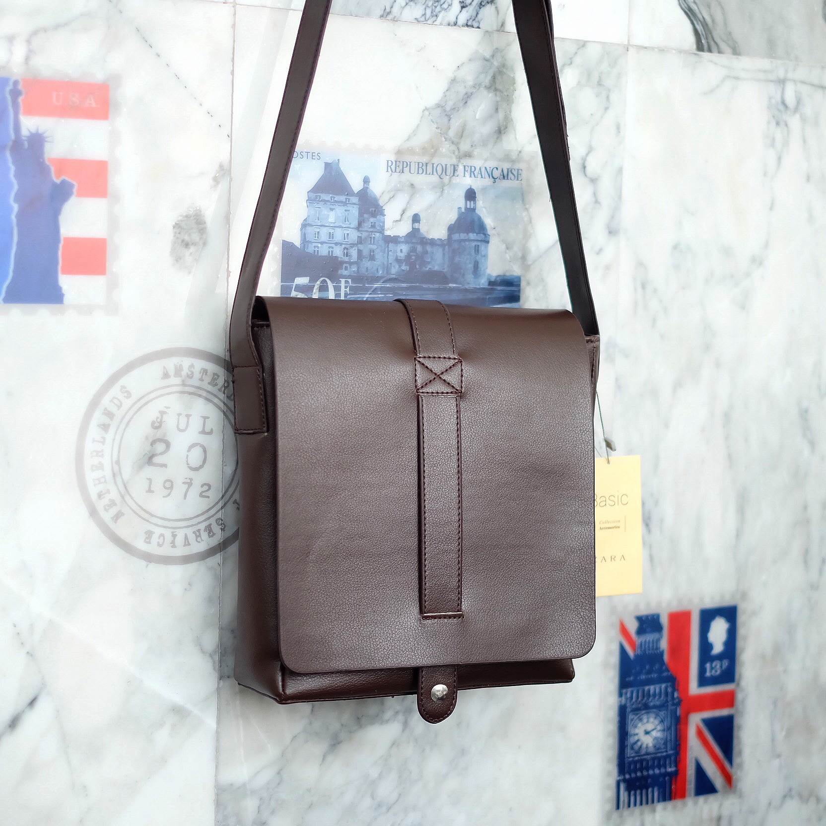 เอาใจหนุ่มๆบ้างค่า สำหรับ messenger bag หนังดี มากๆเลยน้า ลายหนังชัดสวย ใบนี้จากแบรนด์ ZARA MEN ตัวกระเป๋าขนาดกำลังดีเลยคะ สีน้ำตาลเข้มสวยมาก คลาสสิคสุดๆ มีช่องแบ่งเก็บของหลายช่องเป็นสัดส่วนมากๆคะ น้ำหนักเบา จุของคุ้ม สายยาว ปรับได้ free size สามารถสะพาย 