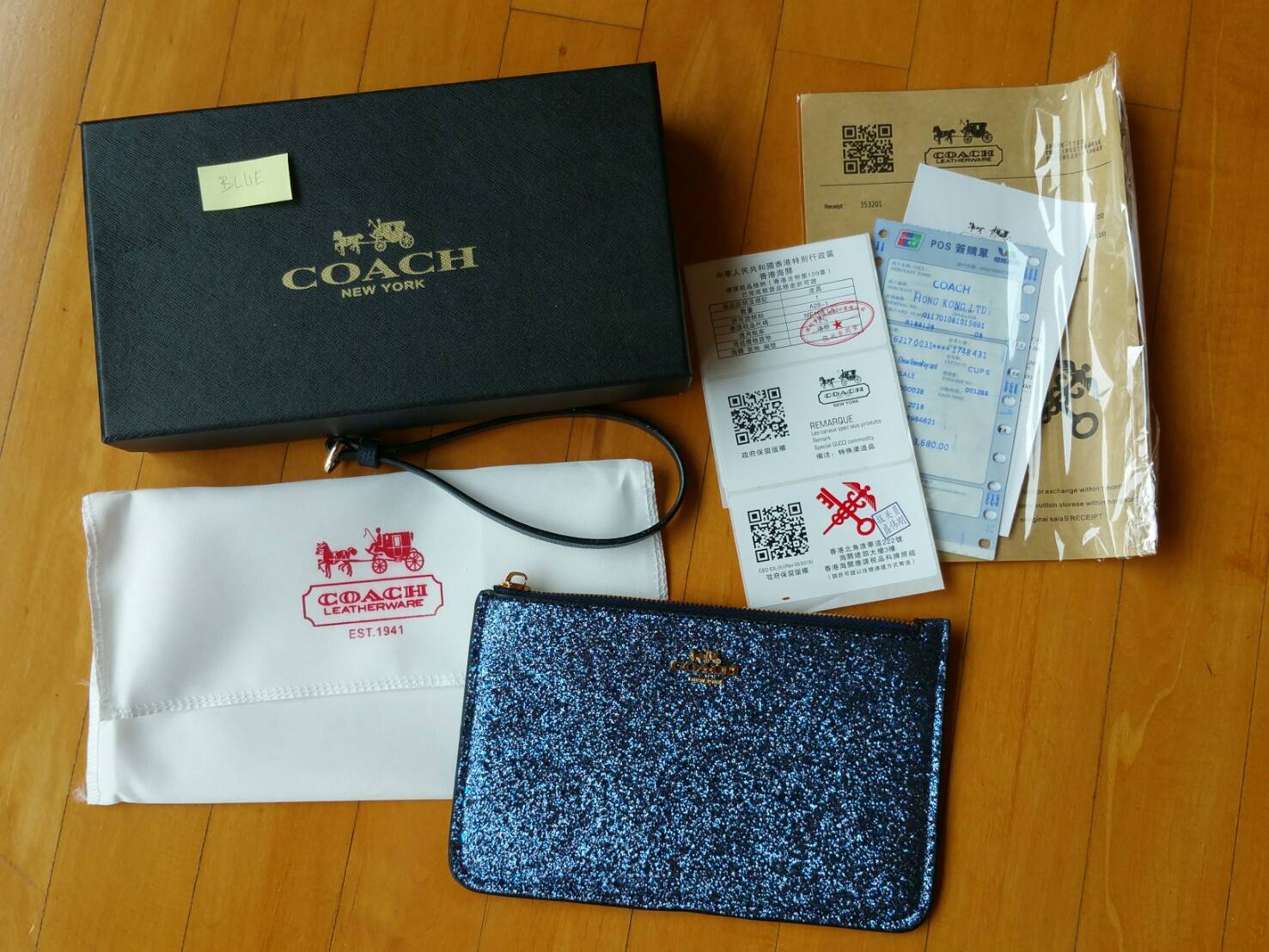 Coach Star Glitter Corner Zip Wristlet | HK. Factory กระเป๋าคล้องมือทรง cluth ด้านหน้าตัวกระเป๋าตกแต่ง Glitter ด้านหลังเป็นหนัง พร้อม logo brand สีทองสวยหรู เปิดปิด ด้วยซิป ภายในบุผ้ากำมะหยี่ ใส่โทรศัพท์มือถือได้ทุกรุ่น และยังมาพร้อมสายคล้องมือ 1 ค่ะ MUST