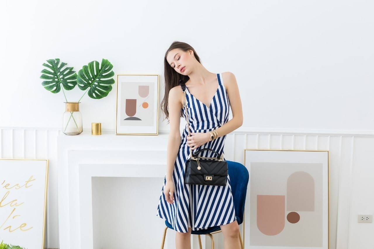 KEEP รุ่น coco chain handbag กระเป๋าทรงหรู รอบใหม่ ใช้หนัง Microfiber นิ่ม ฟู ตึงสวย ทนกว่าเดิมอยู่ทรง ใครชอบสไตล์นี้ห้ามพลาดนะคะ ใบนี้มีหูถือได้ ด้านในสีแดงสวย มีช่องแบ่งเก็บของหลายช่อง ด้านหลังมีช่องพิเศษสามารถใส่มือถือได้ค่ะ สายปรับ สั้น ยาวได้ ใบนี้ ค