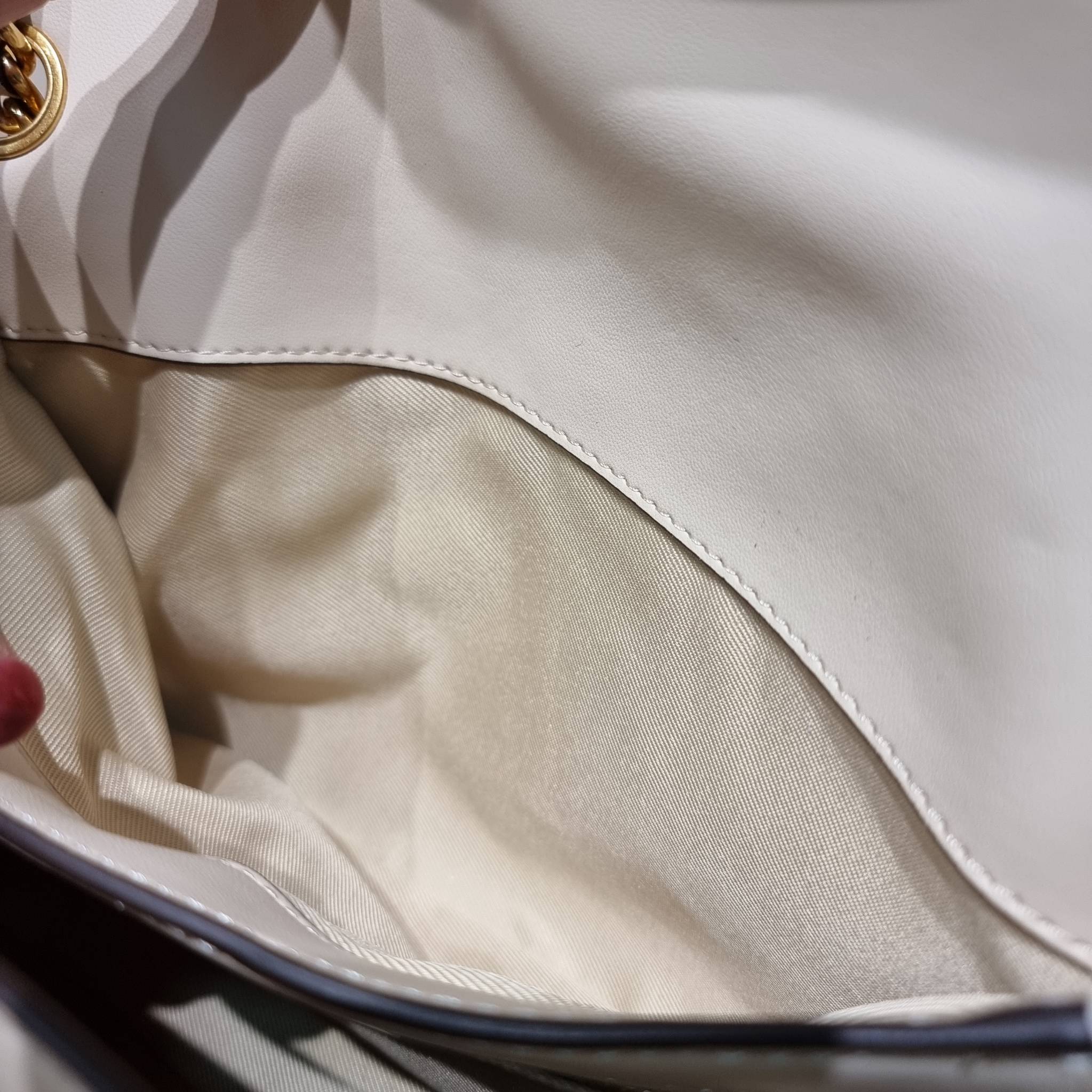 TORY BURCH FLEMING SOFT CONVERTIBLE SHOULDER BAG รุ่นหายาก กับดีไซน์ใหม่ล่าสุด มาพร้อมเสิร์ฟความสวยถึงบ้านไปเลย กับกระเป๋าสะพายไหล่ขนาดกำลังสวย หนังแท้นิ่มเต็มใบ สัมผัสสบายมือ