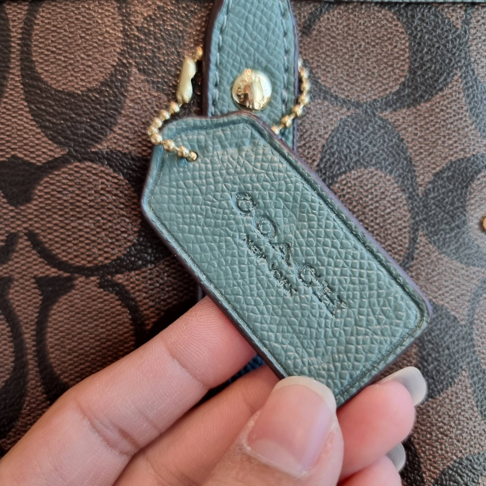 OUTLET 】COACH F58292 CITY ZIP TOTE IN SIGNATURE 16" รุ่นขายดี!! ไซส์ใหญ่ สีสวยมาให้แบบจัดเต็ม!! กระเป๋าถือทรงโท้ทใบใหญ่ สวยน่าใช้ทุกสี สะพายคล้องไหล่ได้เก๋ๆ จุของแน่นๆไปเลยจ้า!! วัสดุหนังแคนวาสคุณภาพ ปากกระเป๋าเปิด-ปิดด้วยซิป กันของหล่นได้ ถือไปไหนก็