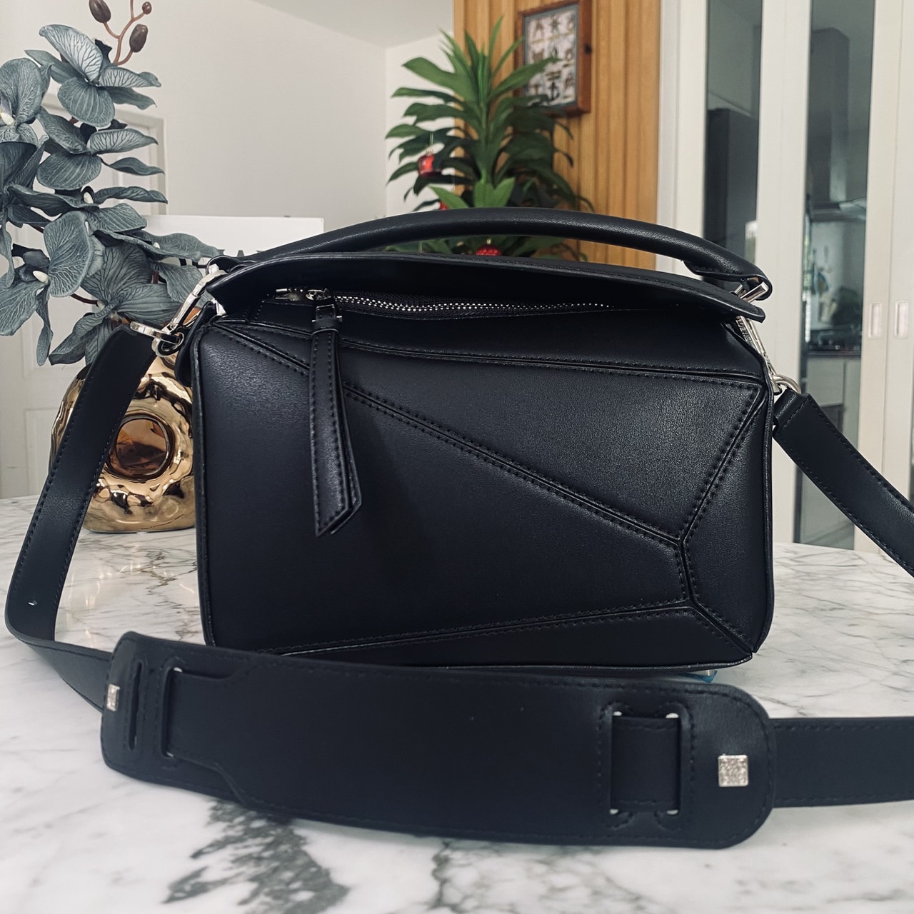 LOEWE Puzzle bag in smooth leather กระเป๋าสะพายทรงกล่องเรียบแต่หรูคูลและเท่ห์ สุดยอดแบรนด์ที่ดีไซน์เป็นเอกลักษณ์ โดดเด่น สไตล์พัซเซิล ใช้ได้ทั้งชายหญิง