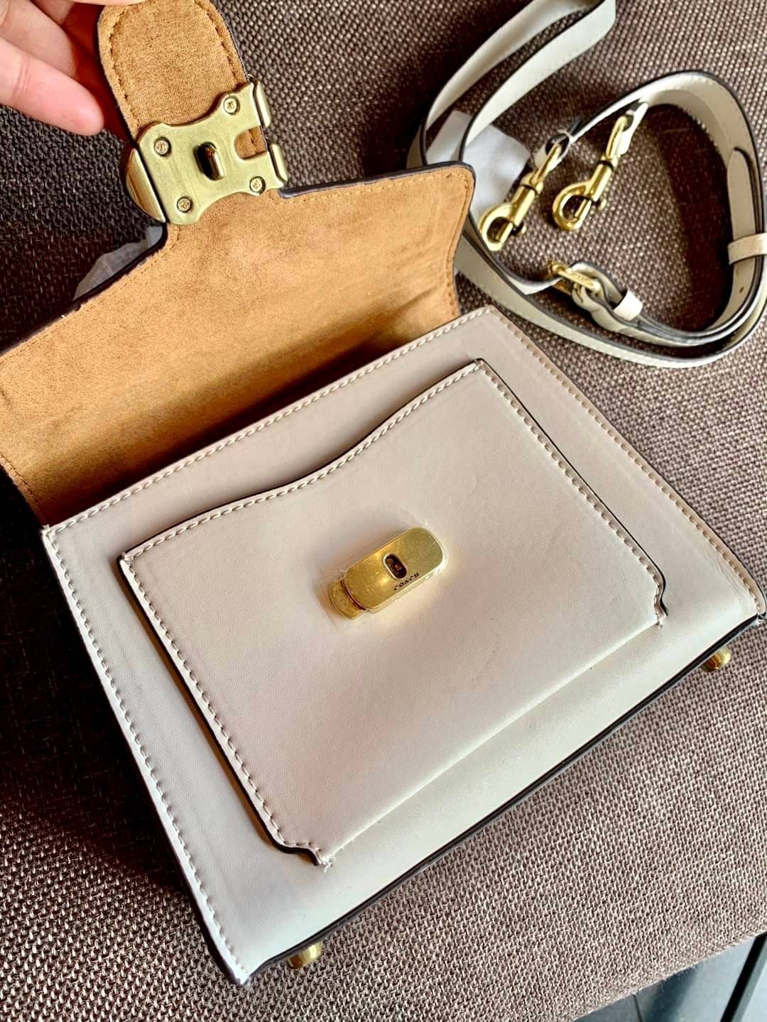 COACH TABBY TOP HANDLE 20 พร้อมส่งที่ไทยค่ะ! กระเป๋าหิ้ว//สะพายข้างได้ หนังแท้อย่างดี กหนึ่งใบทำหนังสองลายได้อย่างสวยงาม พร้อมโลโก้รุ่นใหม่ล่าสุดดูดีมากๆค่ะ เปิดปิดกระเป๋าแบบกดล็อค ภายในมีช่องหลักสองช่อง ใส่มือถือได้ทุกรุ่น;กระเป๋าเงินใบกลางได้;ของจำเป็นจ