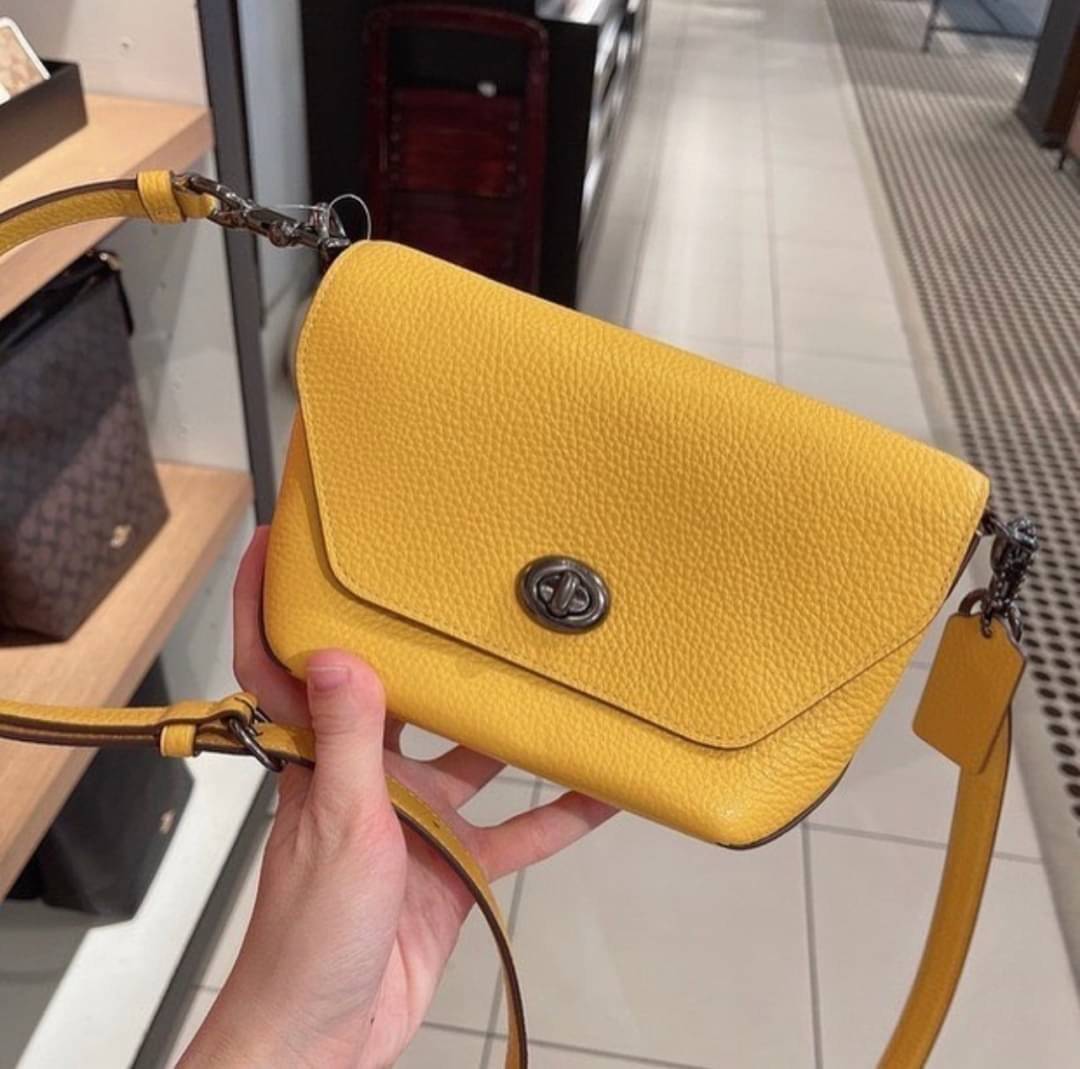 คอลเลคชั่นใหม่ ทั้งสวยทั้งคุณภาพค่ะ😘 COACH KARLEE CROSSBODY BAG 💐พร้อมส่ง ได้ไปไม่ผิดหวังแน่นอนค่ะ! สวยๆแบบคนดังระดับโลกกันค่าา กระเป๋าสะพายแบบครอสบอดี้ร์ หนังแท้นิ่มสวยงามมากๆค่ะ รูปทรงน่ารักกระทัดรัด เปิดปิดกระเป๋าแบบหมุนล็อค ภายในสามารถ