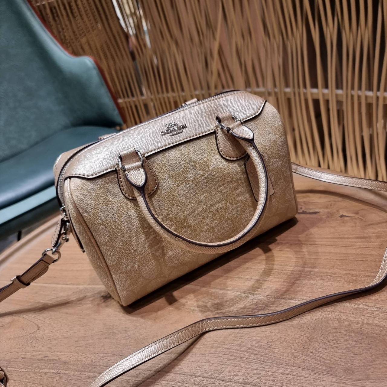 COACH F32203 MINI BENNETT SATCHEL IN SIGNATURE CANVAS กลับมาอีกครั้ง!! กับกระเป๋าทรงหมอนยอดฮิต 🥳 มีกี่สีก็ขายหมด วัสดุหนังแคนวาสเคลือบลาย ทรงสวยใช้งานได้ทุกโอกาส ภายในโล่งกว้างใส่ของได้เยอะ มีหูจับในตัว และสายสะพาย crossbody ปรับได้ตามตัว ใบนี้ไม่