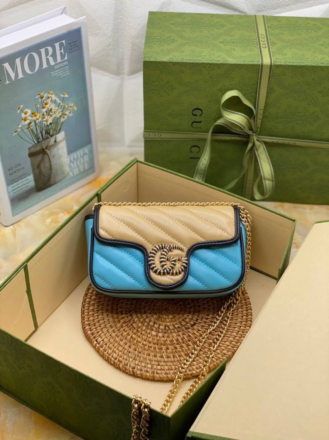 หนังแท้ VIP GIFT 】GUCCI GG Marmont super bag [mini & small] กระเป๋าสะพายข้าง โทนสีสดใสเล่นสีทูโทนตัดกันอย่างลงตัว เฟี๊ยดมากค่ะ ไซส์กะทัดรัด พกพาง่าย น้ำหนักเบา ดีไซน์สวย ภายในโล่งกว้าง มาพร้อมสายสะพายโซ่อะไหล่ทองในตัว ปรับใช้ได้ทั้งแบบสะพายเดี่ยว และสะพาย