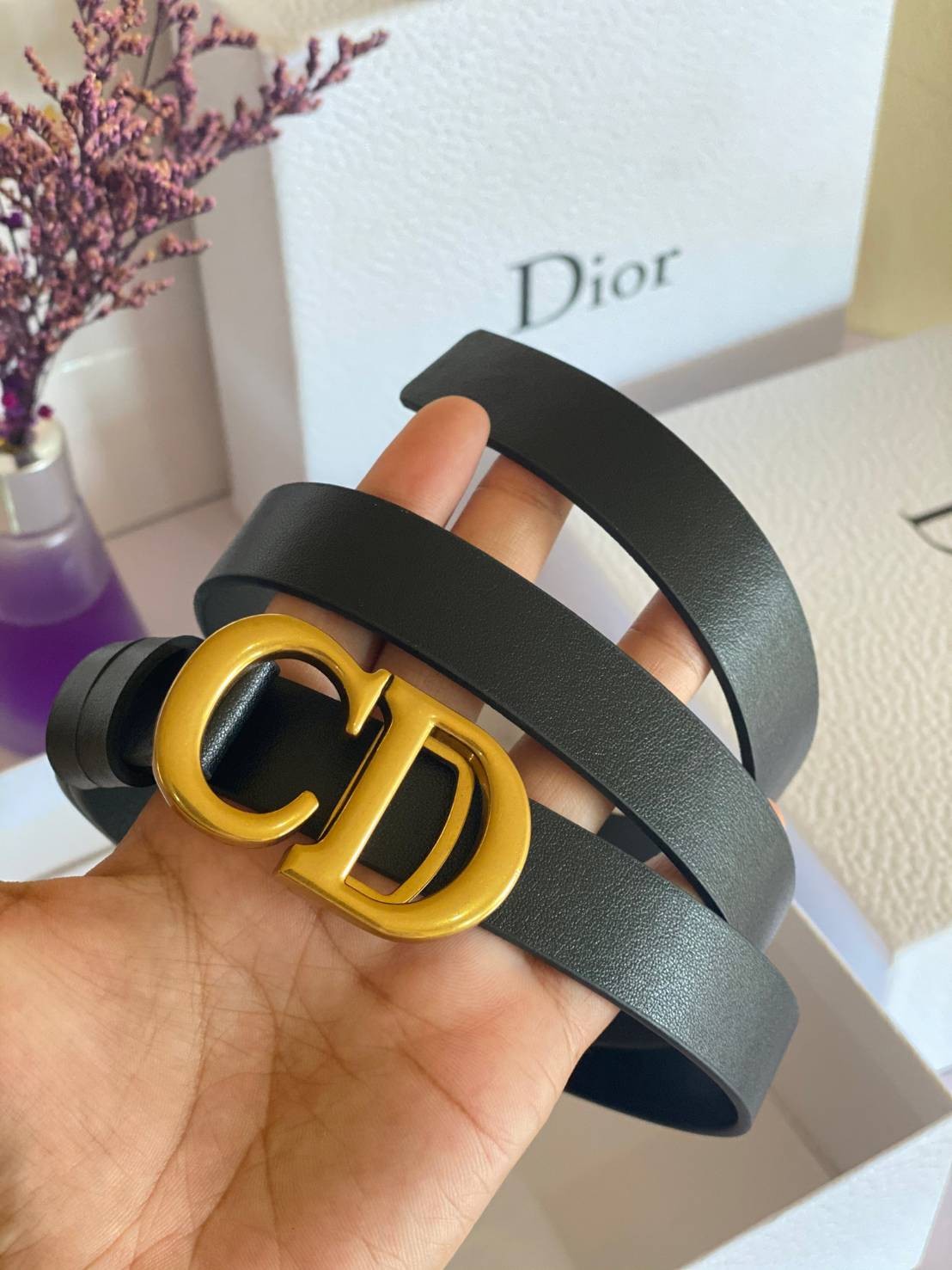 VIP 】CD ♥️ Dior belt เข็มขัดสุดหรูงานหนังแท้ ดีไซน์สุดคลาสสิคสไตล์ Vintage วัสดุ 3D Gold metal สายหนังสีดำ เข้าได้กับทุกลุ๊คสไตล์การเเต่งตัว สวยหรูดูดีมีระดับมากค่ะ ไอเท็มนี้แนะนำเลยค่ะ!
