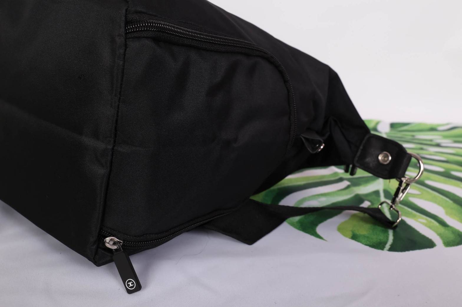 Chanel Authentic VIP Gift Bag Duffle Gym Travel สินค้าเป็นของแท้ รุ่นใหม่ จากเค้าเตอร์เครื่องสำอาง/น้ำหอมของแบรนด์- Chanel vip gift bag ของแท้ 100% ใช้เป็นกระเป๋าเดินทาง/ไปฟิตเนส ไปยิมหรือต่างจังหวัดได้สบายเลยค่ะ หัวซิปปั้มโลโก้ ด้านในเป็นช่องกว้าง และช่อ