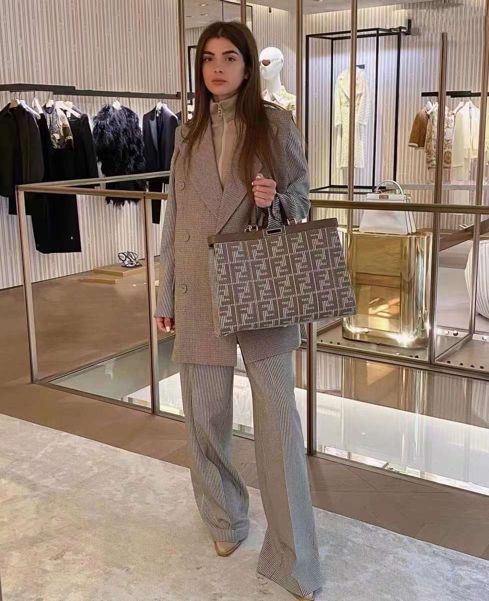 FENDI PEEKABOO X-TOTE BAG 40cm เกรดเทพออริจินอล FENDI MONOGRAM SHOPPING BAG สวยมงลงมากค่ะ กระเป๋าสะพายข้างได้ ถือได้ ใบใหญ่ลายโมโนแกรม FF สวยมากทรงนี้ใช้เป็น everyday bag ได้ จุใจใส่ของได้เยอะ ตัวกระเป๋าผลิตจากผ้าทออย่างดี อยู่ทรงสวย ภายในโล่ง สวยหรู ดูดี