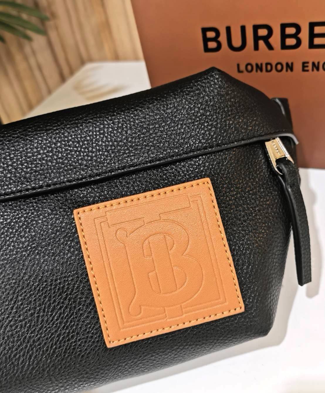 BURBERRY FRAGRANCES WAISTBAG VIP GIFT WITH PURCHASE (GWP) พรีเมี่ยมกิ๊ฟ Limited จากน้ำหอม BURBERRY วัสดุหนังแท้ CalfSkin หนังนิ่มสวยดูดีอยู่ทรงประดับโลโก้แบรนด์ด้านหน้า เปิดปิดด้วยซิปหัวซิปแบรนด์ ขนาดกำลังดี ภายในกว้างและจุค่ะ มีโลโก้ มีช่อง pocket ใช้ใส่