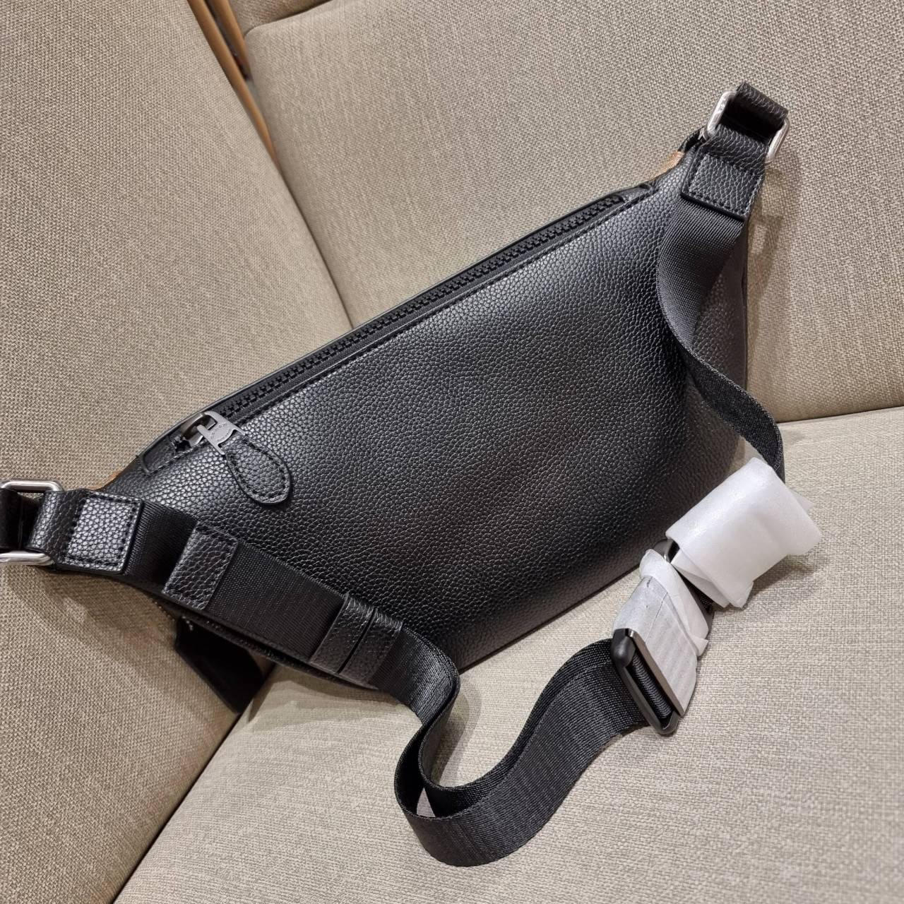 COACH C4028 COACH x PEANUTS WARREN BELT BAG IN SIGNATURE CANVAS WITH VARSITY PATCHES กระเป๋าคาดอกไซส์ใหญ่ คอลเลคชั่นยอดฮิต!! เป็นรุ่นสุดยอดของความคลาสสิค ขนาดสะพายกำลังเท่ คูลๆ ใช้งานง่าย ได้ทั้งหนุ่มๆและสาวๆ วัสดุหนังแคนวาสเคลือบลายสลับหนัง pepble น่าใช้