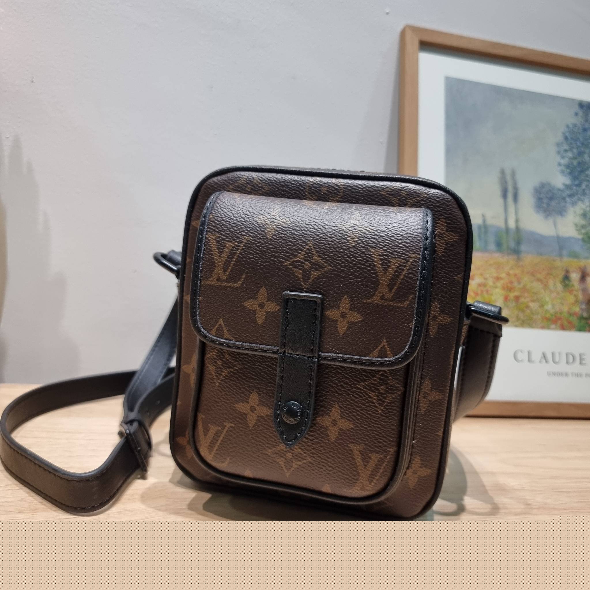 LV CHRISTOPHER กระเป๋าสะพายรูปทรงสปอร์ตสุดชิค LV crossbody wallet bag ใหม่ล่าสุด ได้ชิคๆเท่ๆก่อนใคร ไม่ต้องรอพรีฯ กับกระเป๋าสะพายข้างสำหรับหนุ่มๆ งานหรู ราคาดี วัสดุหนังแคนวาสคุณภาพดี ดีไซน์กะทัดรัด คล่องตัวแบบทูอินวันไปเลย เพราะใช้แทนกระเป๋าสตางค์ก็ได้ ส