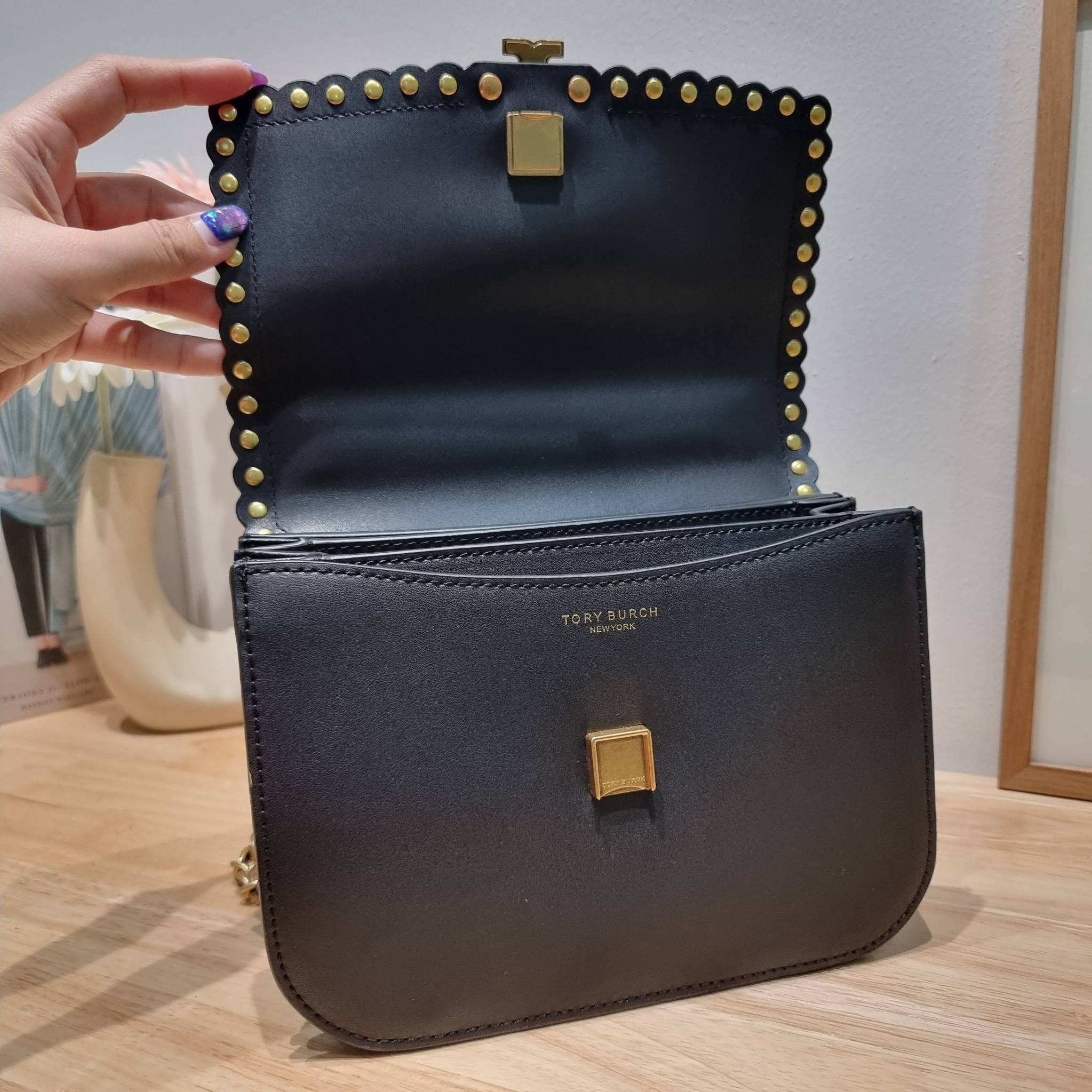 TORY BURCH BRITTEN STUDDED CROSSBODY BAG / Tory Britten Small Adjustable Shoulder Bag คอลเลคชั่นผู้ดี ดีไซน์ใหม่ล่าสุด กระเป๋าสะพายตัวท็อป ที่ตกแต่งด้วยโลโก้และหมุดสวยงาม เพิ่มดีเทลเป็นกิมมิคไม่ซ้ำใคร สายสะพายก็เลิศ