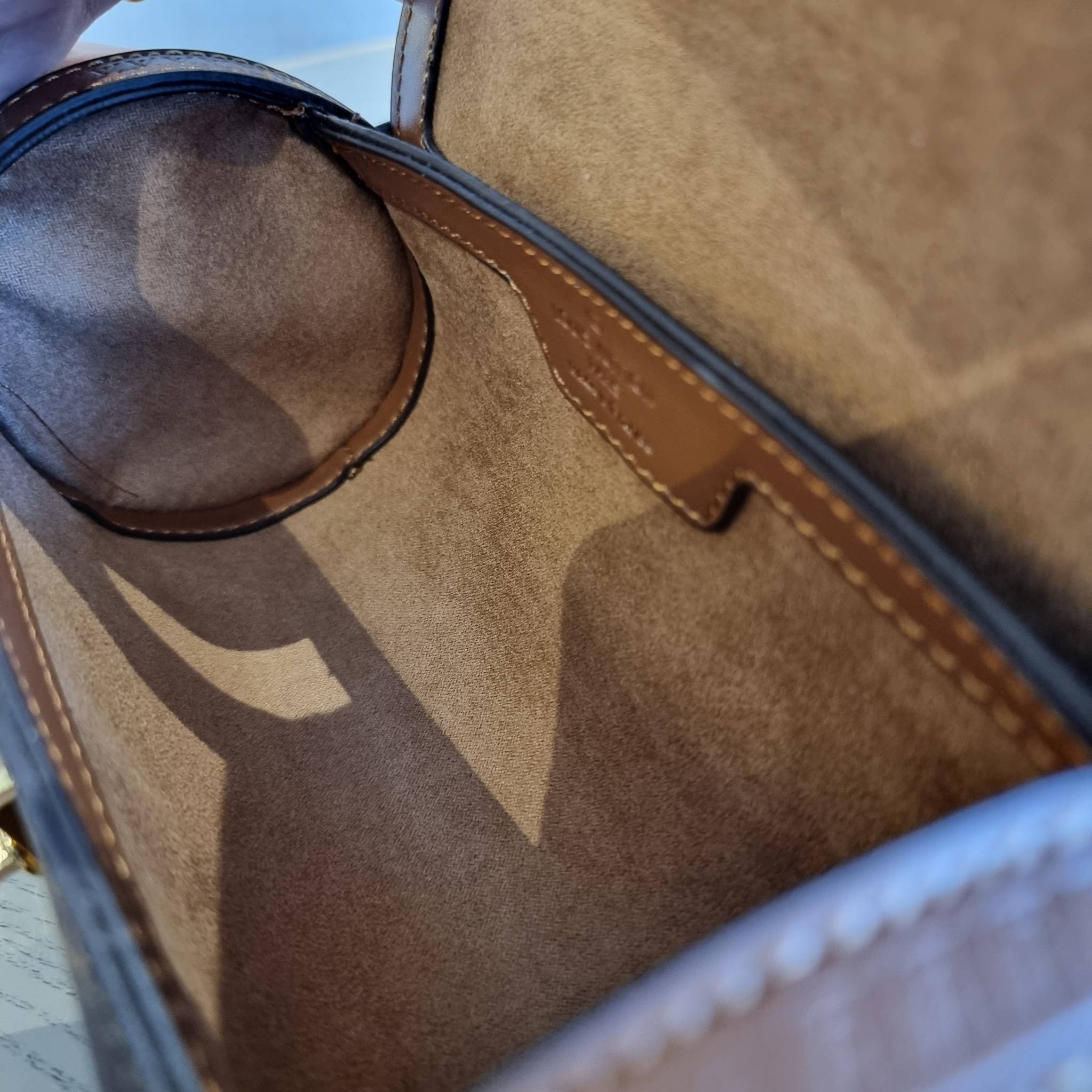 LV PAPILON TRUNK BAG กระเป๋าทรงสวย ดีไซน์หรู ไม่เหมือนใคร มีสายมาให้ 2 เส้น สายโซ่และสายหนังสปอร์ตเส้นใหญ่ วัสดุหนังแคนวาส เปิดปิดด้วยตัวกดล็อค ภายในโล่งกว้าง ใส่ของได้สบายๆที่สำคัญ ใบจริงสวยสุดคุ้ม งานหายาก ที่ไม่อยากให้สาวๆพลาดกันจ้า มาพร้อม box set ให้