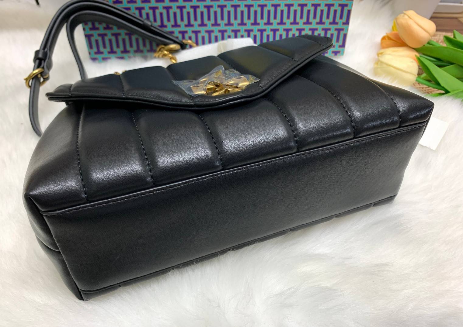 TORY BURCH KIRA QUILTED SMALL BAG พร้อมส่งที่ไทย ไม่ผิดหวังแน่นอนค่ะ! กระเป๋าหิ้วหรือสะพายข้างได้ วัสดุหนังแกะแท้ทั้งใบ ((หนังแกะจะมีคุณภาพดีเงานิ่มและแพงกว่าหนังวัวจ้า)) หนังนิ่มสวยงามมากๆค่ะ เปิดปิดกระเป๋าแบบหมุนล็อคแบบโลโก้แบรนด์ ใช้อะไหล่คลาสสิคดูหรูเ