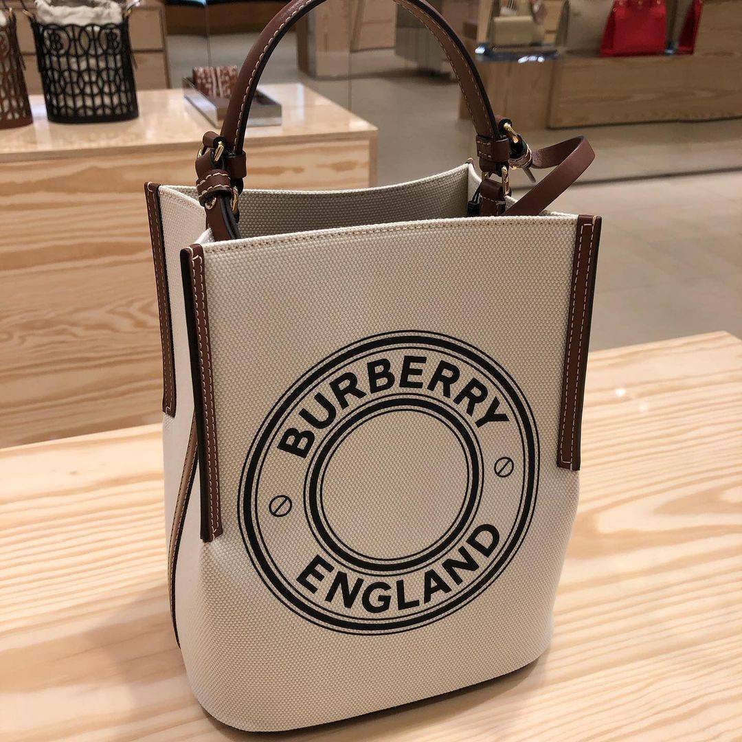 BURBERRY FRAGRANCES CROSSBODY BUCKET BAG วัสดุ Canvas & Leather สวยหรูอยู่ทรงมาพร้อมกระเป๋าคลัชใบเล็กสีน้ำตาลเข้าชุด ภายในโล่งกว้างและจุ สามารถใส่กล้อง มือถือ ของใช้ได้เยอะ มือจับ
