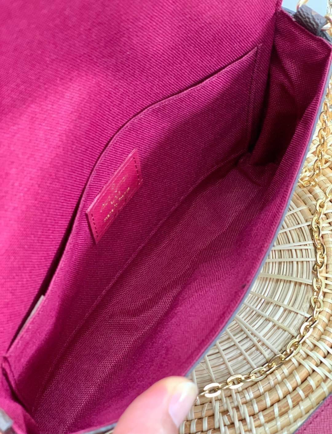 เน้นใช้งานได้จริงในชีวิตประจำวันค่ะ Louis vuitton felicie pochette พร้อมส่ง ซื้อ1ได้ถึง3!! มีไม่มาก หมดแล้วหมดเลยจ้าา! Premium gift จาก LV กระเป๋าสะพายข้างหรือถือแบบคลัทออกงาน หนังแกะแท้สวยงามค่ะ เปิดปิดกระเป๋าแบบกระดุม ภายในสามารถใส่มือถือได้ทุกรุ่น;พาสป