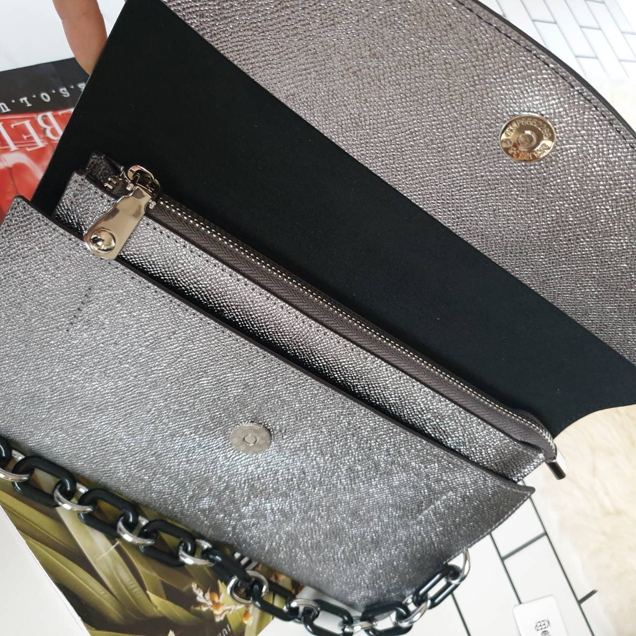 คลัชมาใหม่ สัปดาห์นี้ค่า ‘ Stair ‘ Clutch bag ✔️รอบนี้เข้าเพิ่มอีก 5 ลายเลยน๊า หลังจากปล่อยคอลเลคชั่นแรกออกไปแล้วได้รับความนิยมมากๆ รอบนี้จัดเฉดสีกลางๆ ให้แมทช์ง่ายกับชุดด้วยค่า **หนังวัวแท้ค่า