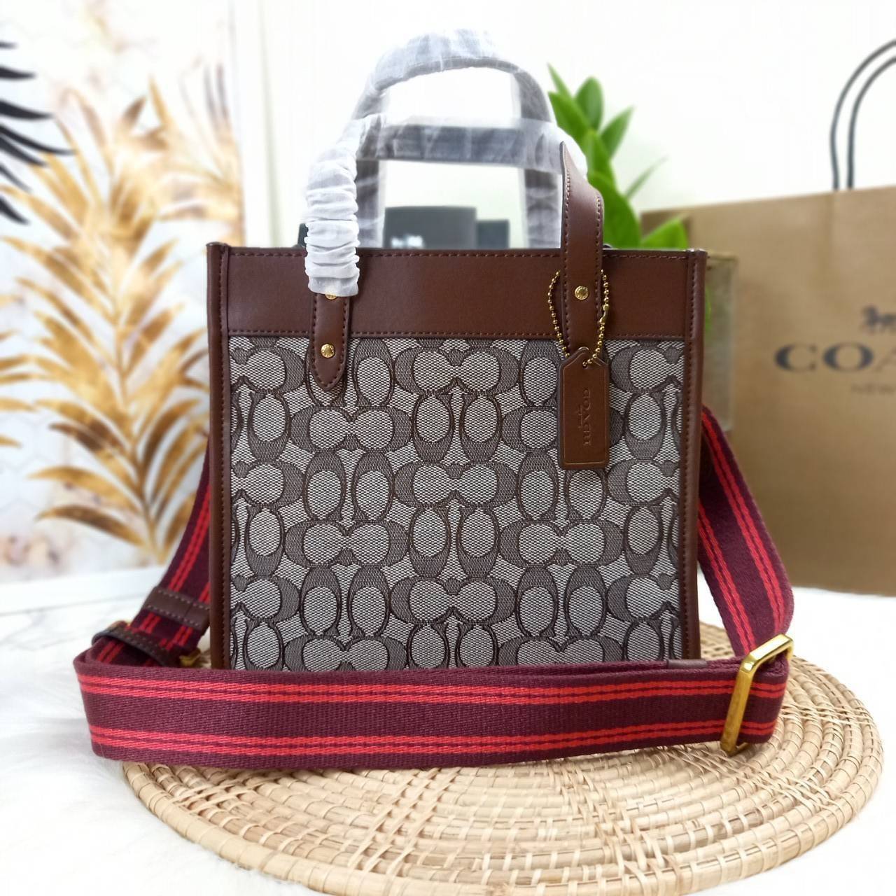 ใบนี้ ช่วยให้ชีวิตง่ายขึ้นเยอะเลย🌈🌺>>COACH FIELD TOTE 22 IN SIGNATURE JACQUARD(COACH C3865) 🍁กระเป๋าถือ สะพาย รุ่น Unisex ใช้ได้ทุกเพศวัย ขนาดเหมาะต่อการใช้งานในแต่ละวันมากๆ //วัสดุ jacquard ลาย signature ตกแต่งดีเทลด้วยหนังแ