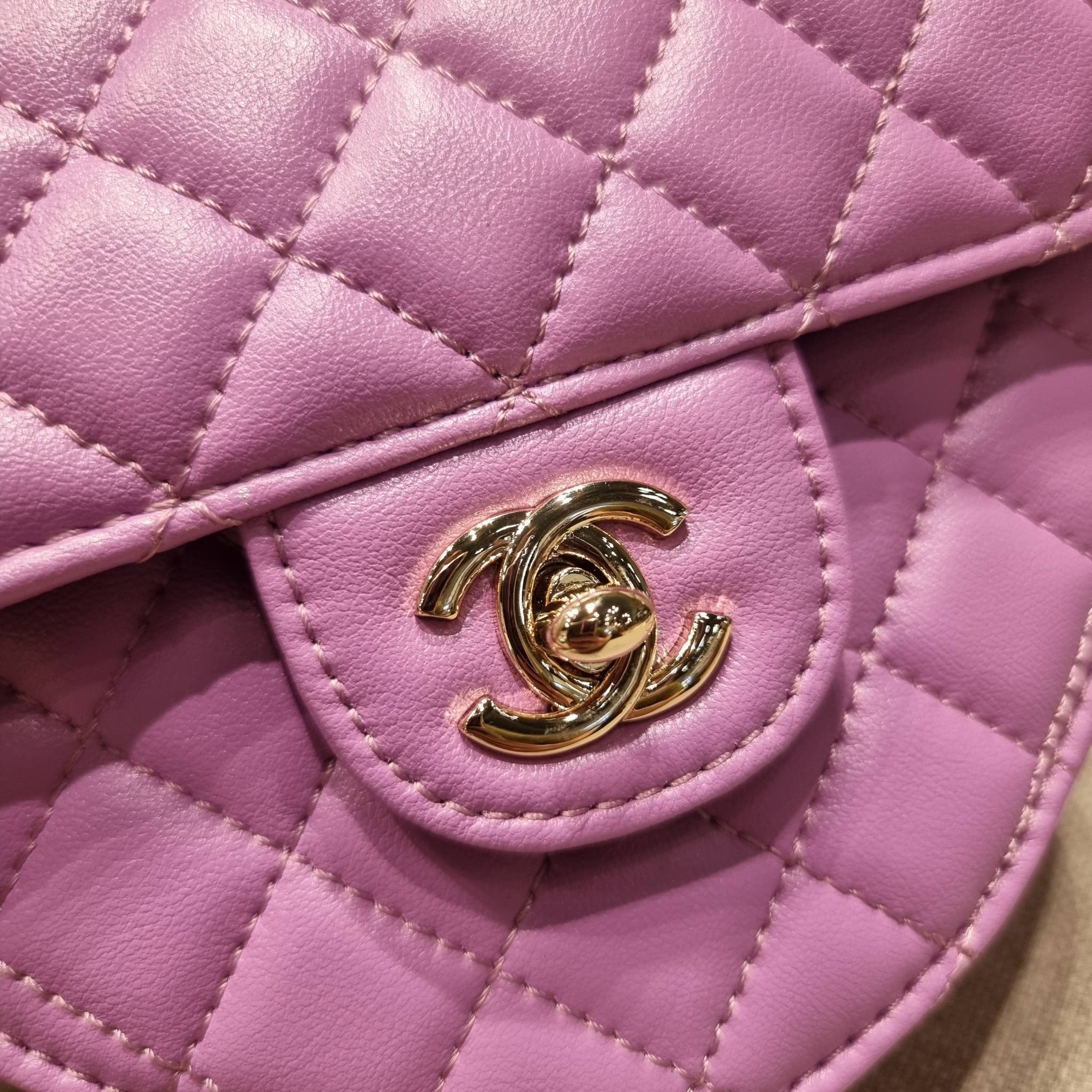 CHANEL Heart Bag Lambskin & Gold-Tone Meta ใหม่มาก สวยมาก มงมาก!! กระเป๋าสะพายสุดคิ้วท์ ที่ดีไซน์รูปทรงหัวใจไม่ซ้ำใคร น่ารักทุกสี น่าใช้ไปเลยแม่!! วัสดุหนังแกะฟอกสี เปิด-ปิดด้วยซิป ด้านหน้ามีช่องเก็บของจุกจิก ภายในเป็นช่องโล่ง ใส่มือถือ ใส่กระเป๋าสตางค์สั