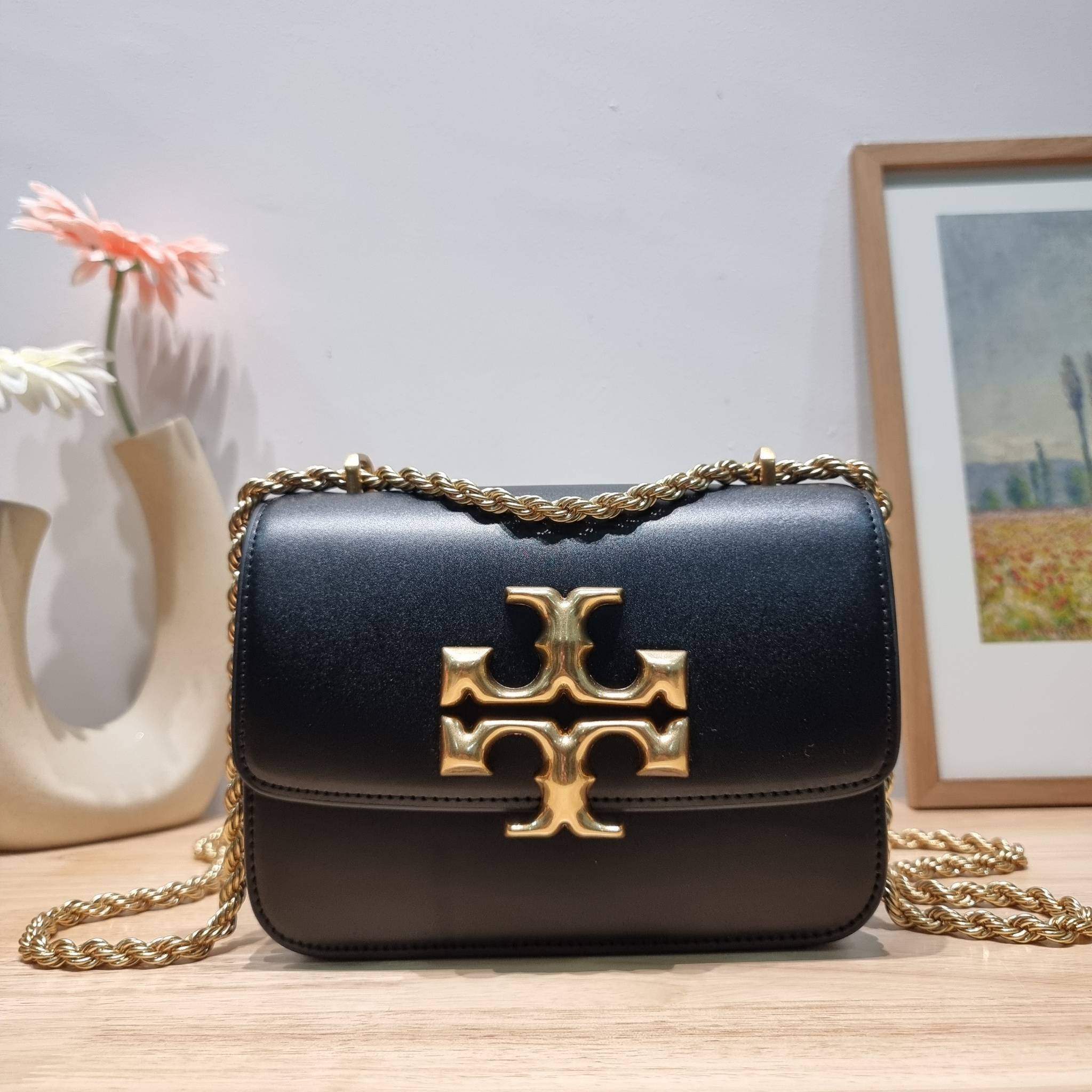 Tory Burch Bag / TORY BURCH ELEANOR SMALL CONVERTIBLE SHOULDER BAG ฮอตไอเท็ม รุ่นนี้ขายดีขายหมด สวยหรู คุณหนู ผู้ดี!! หายากมากแล้วน้า กระเป๋าสะพายข้าง ดีไซน์อยู่ทรง ขนาดกำลังสะดวกใช้ เปิด-ปิดด้วยแถบแม่เหล็ก ภายในแบ่งสัดส่วนได้เป็นอย่างดี