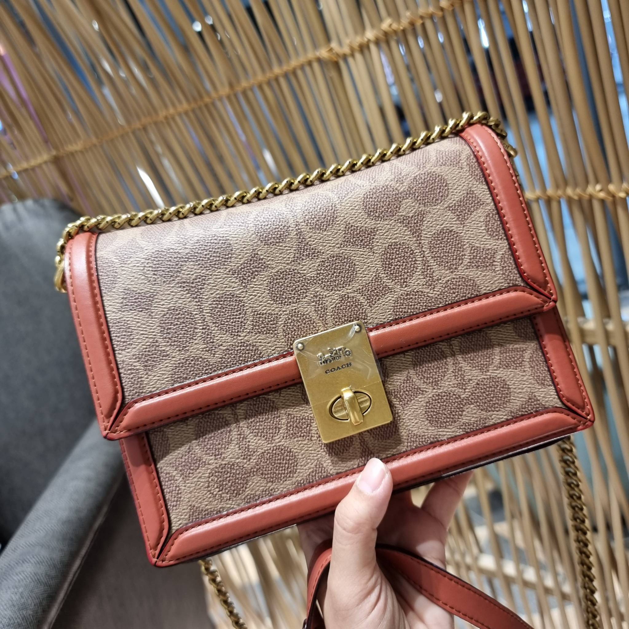 COACH 3492 HUTTON SHOULDER BAG IN SIGNATURE CANVAS sold out ไปกันทั่วหน้าในหลายประเทศ กับกระเป๋าสะพายที่สุดของความหรู ดีไซน์คลาสสิควินเทจ ลูกเล่นสีแทนสนิมตัดกับอะไหล่สีทองเหลืองดูย้อนยุคและหรูหรา วัสดุหนังแคนวาสสลับหนังแท้ สายสะพายโซ่สลับหนัง ปรับสะพายได้
